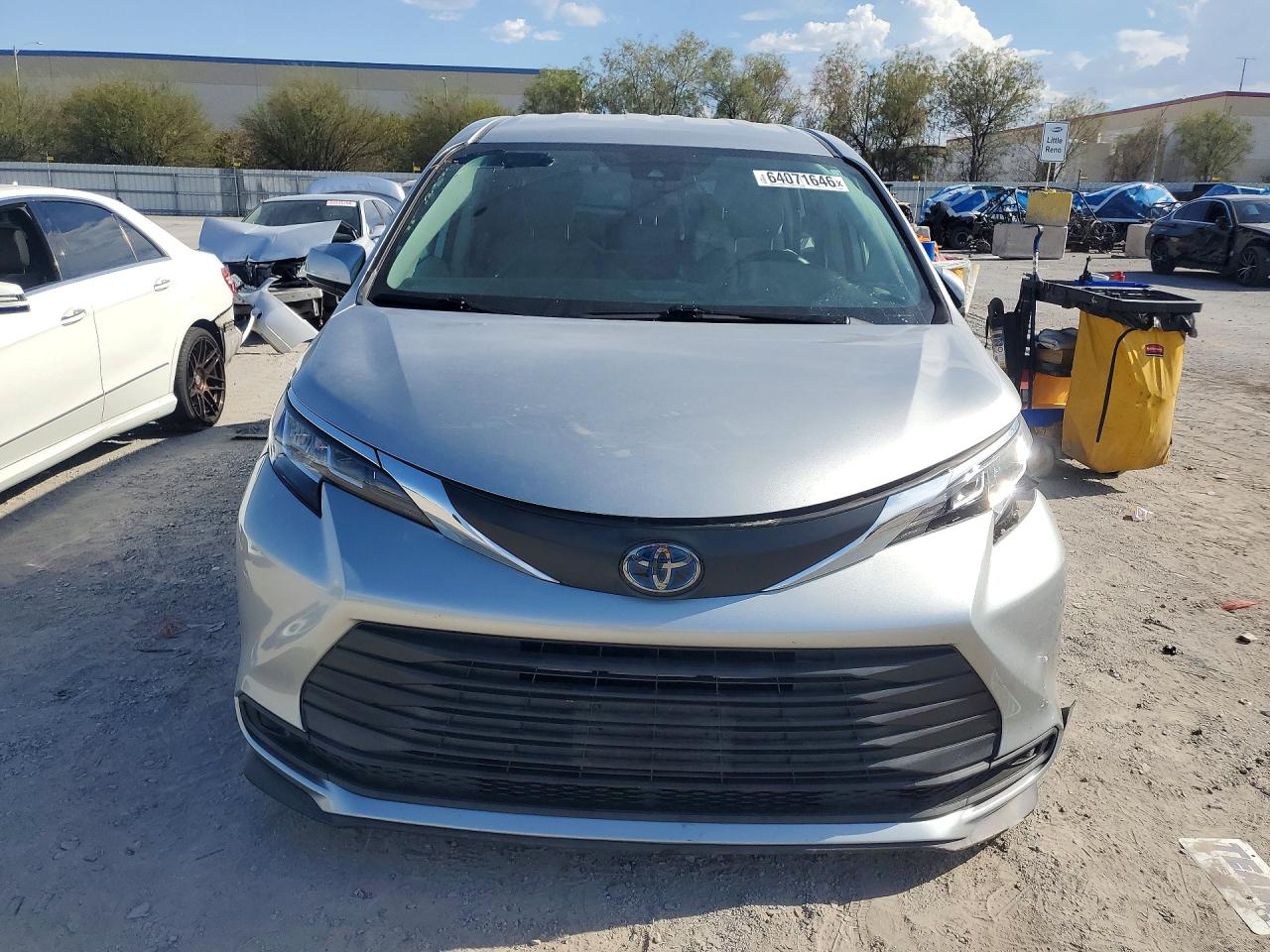 2021 Toyota Sienna Le Silver vin: 5TDKRKECXMS046323