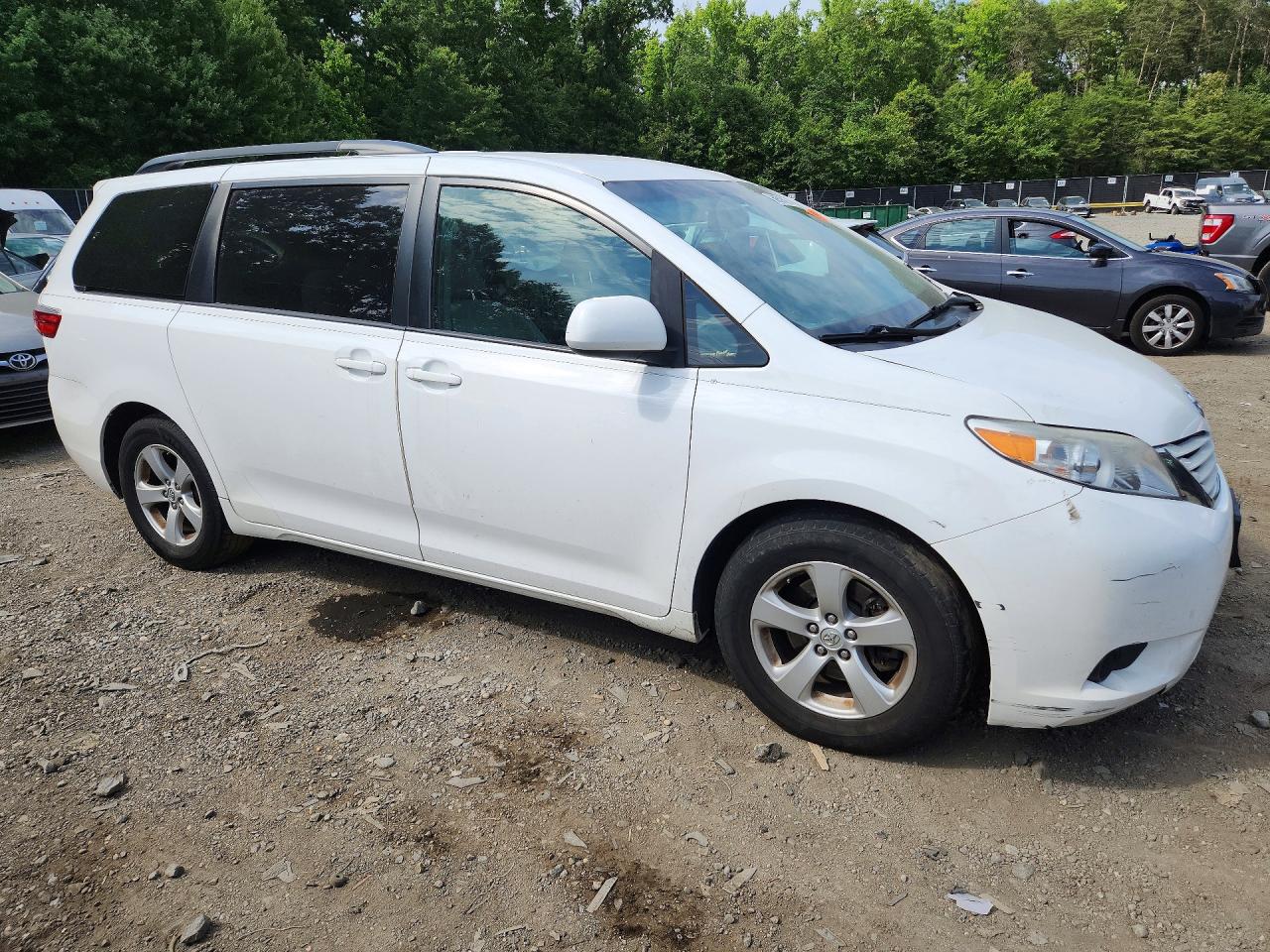 2017 Toyota Sienna Le White vin: 5TDKZ3DC1HS867971