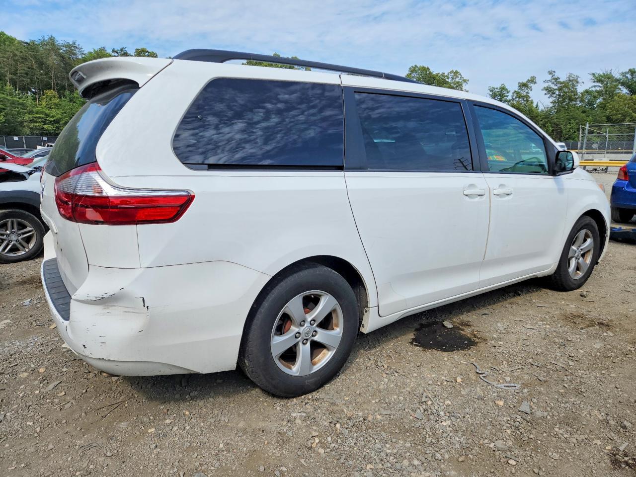 2017 Toyota Sienna Le White vin: 5TDKZ3DC1HS867971