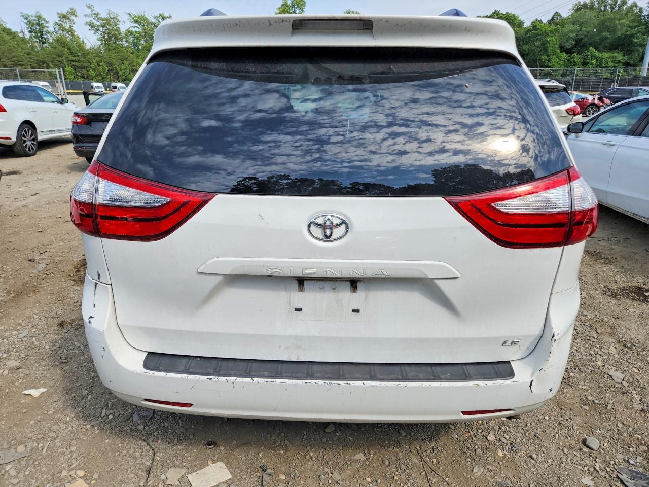 2017 Toyota Sienna Le White vin: 5TDKZ3DC1HS867971