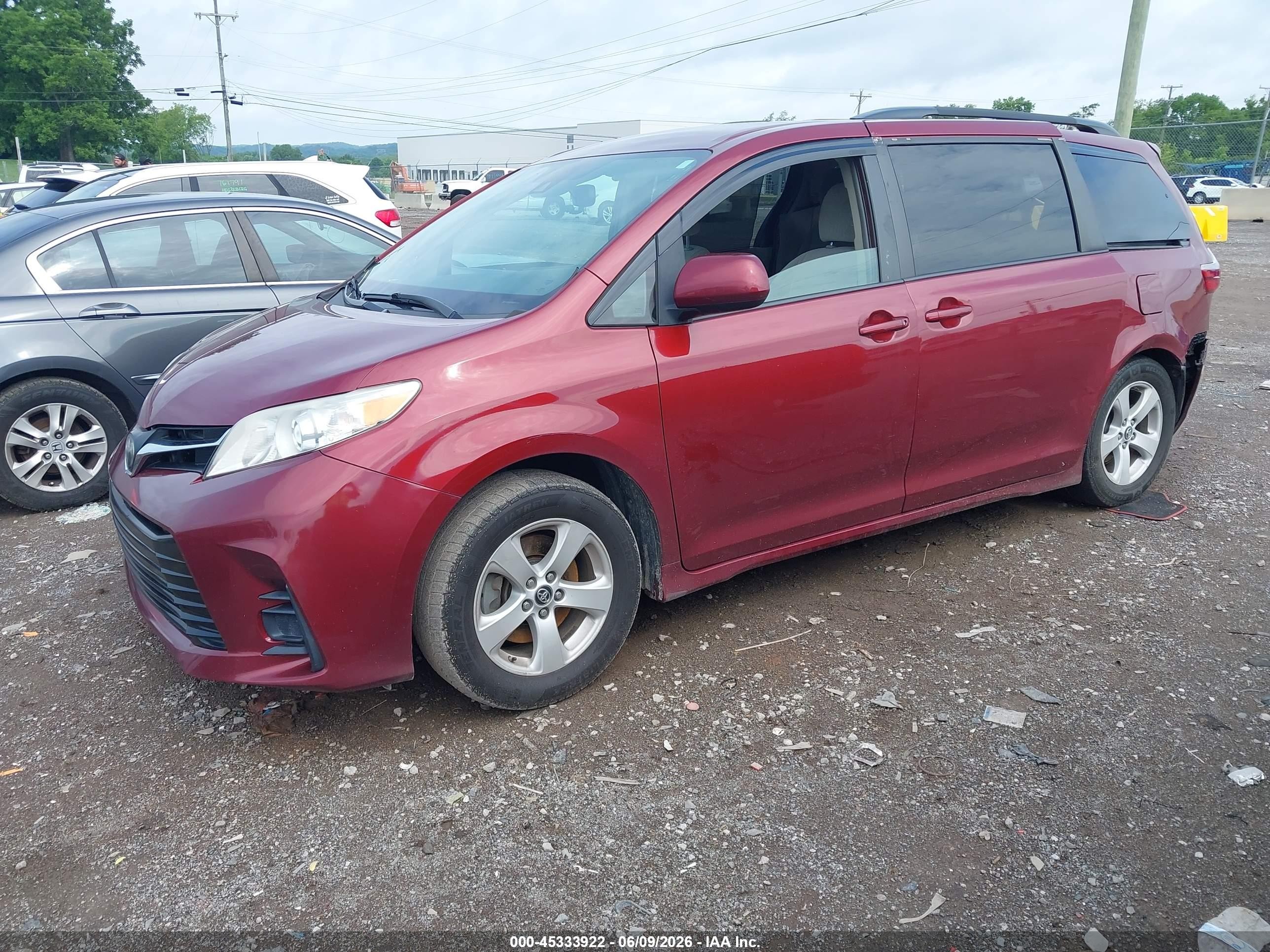2018 Toyota Sienna Le 8 Passenger Темно-бордовый vin: 5TDKZ3DC1JS959992