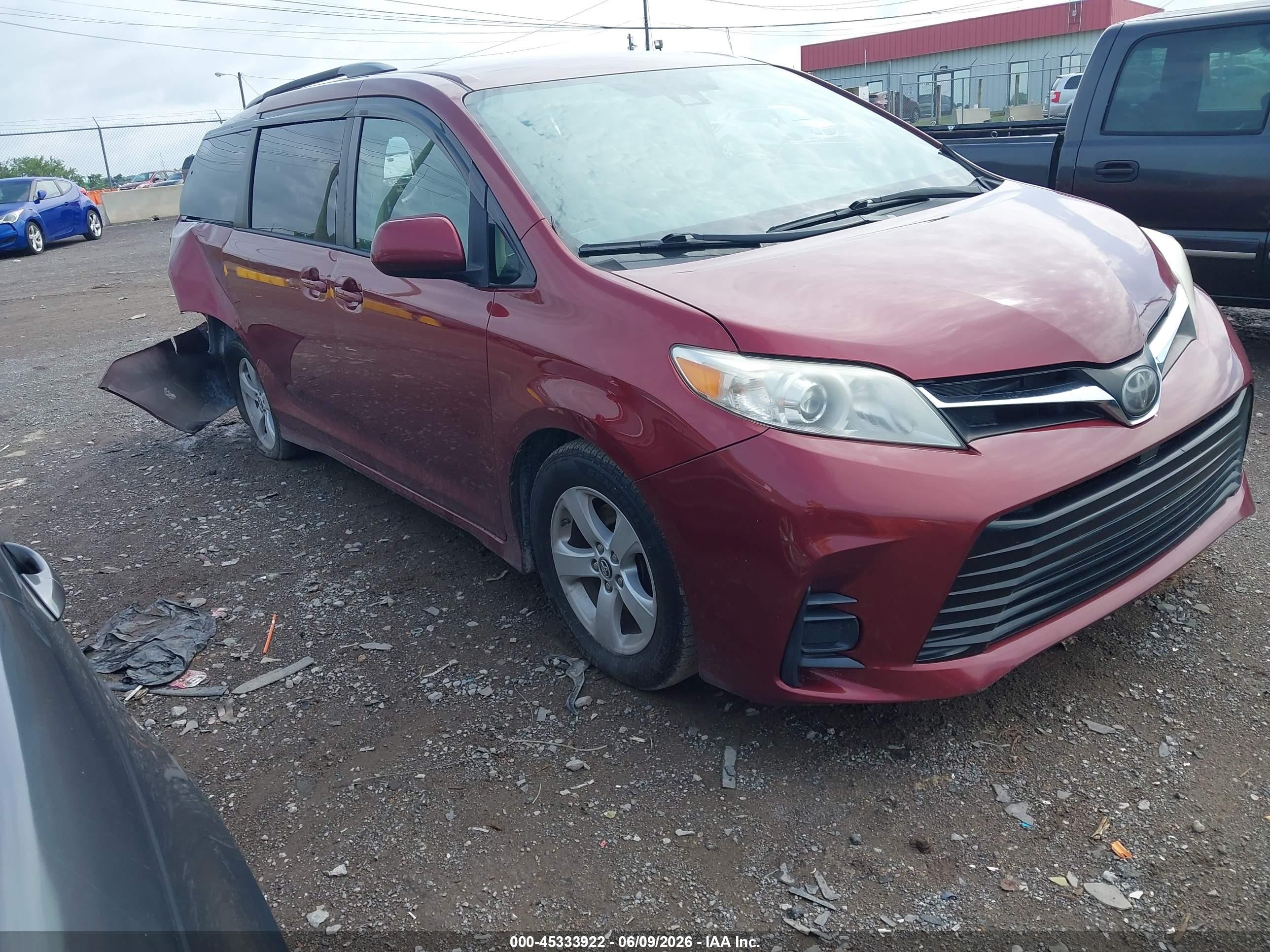 2018 Toyota Sienna Le 8 Passenger Maroon vin: 5TDKZ3DC1JS959992