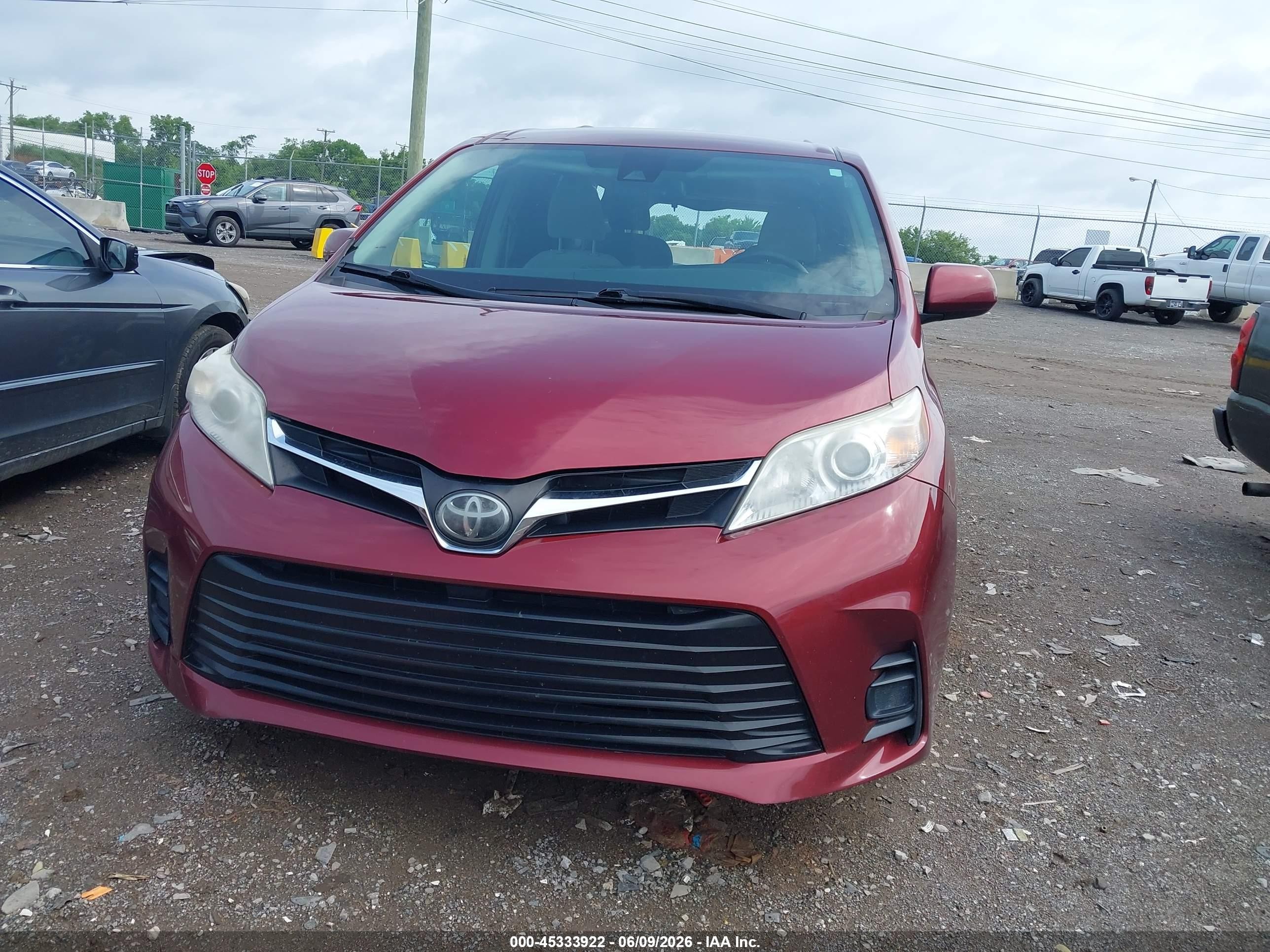 2018 Toyota Sienna Le 8 Passenger Темно-бордовый vin: 5TDKZ3DC1JS959992