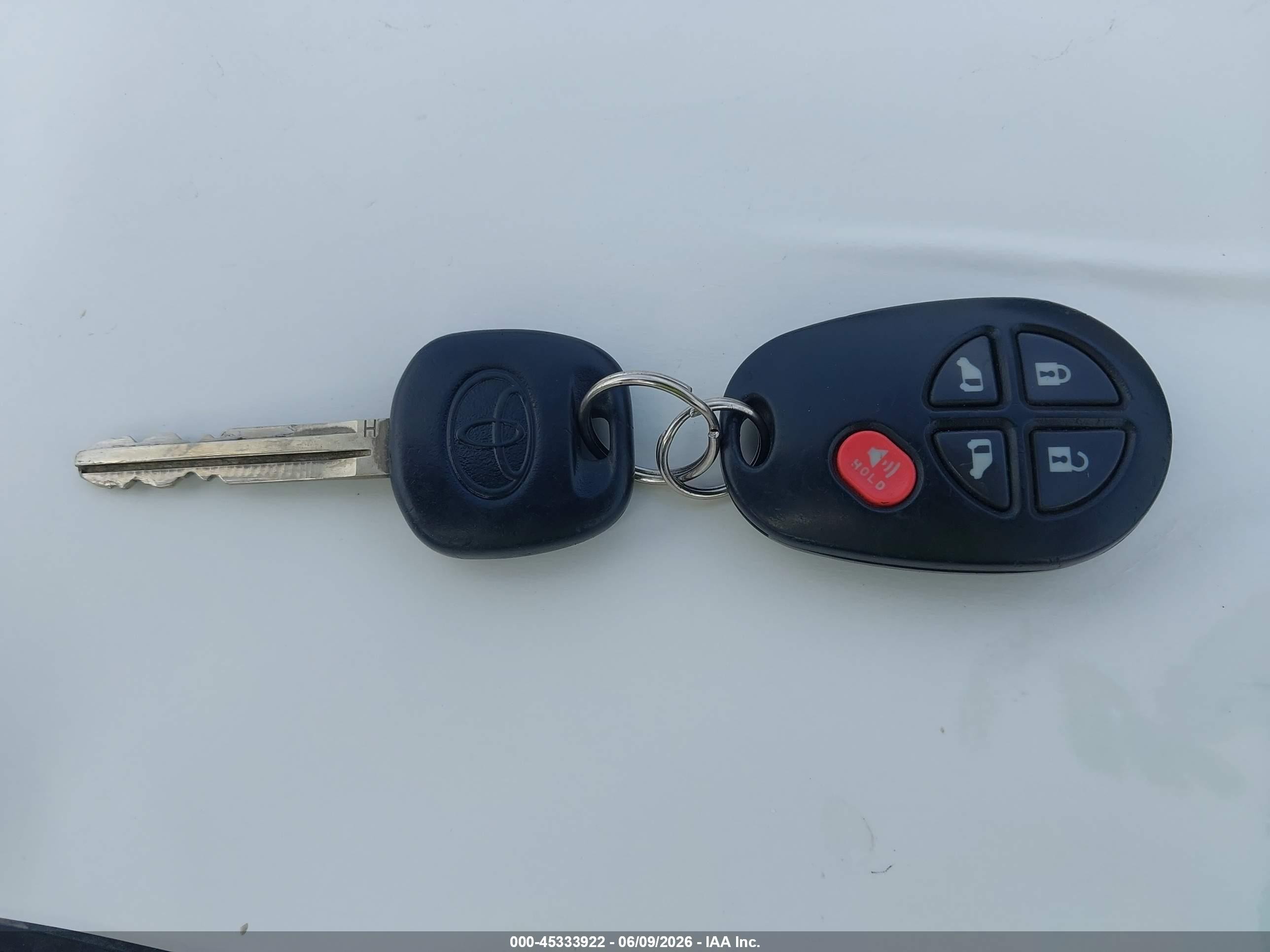 2018 Toyota Sienna Le 8 Passenger Темно-бордовый vin: 5TDKZ3DC1JS959992