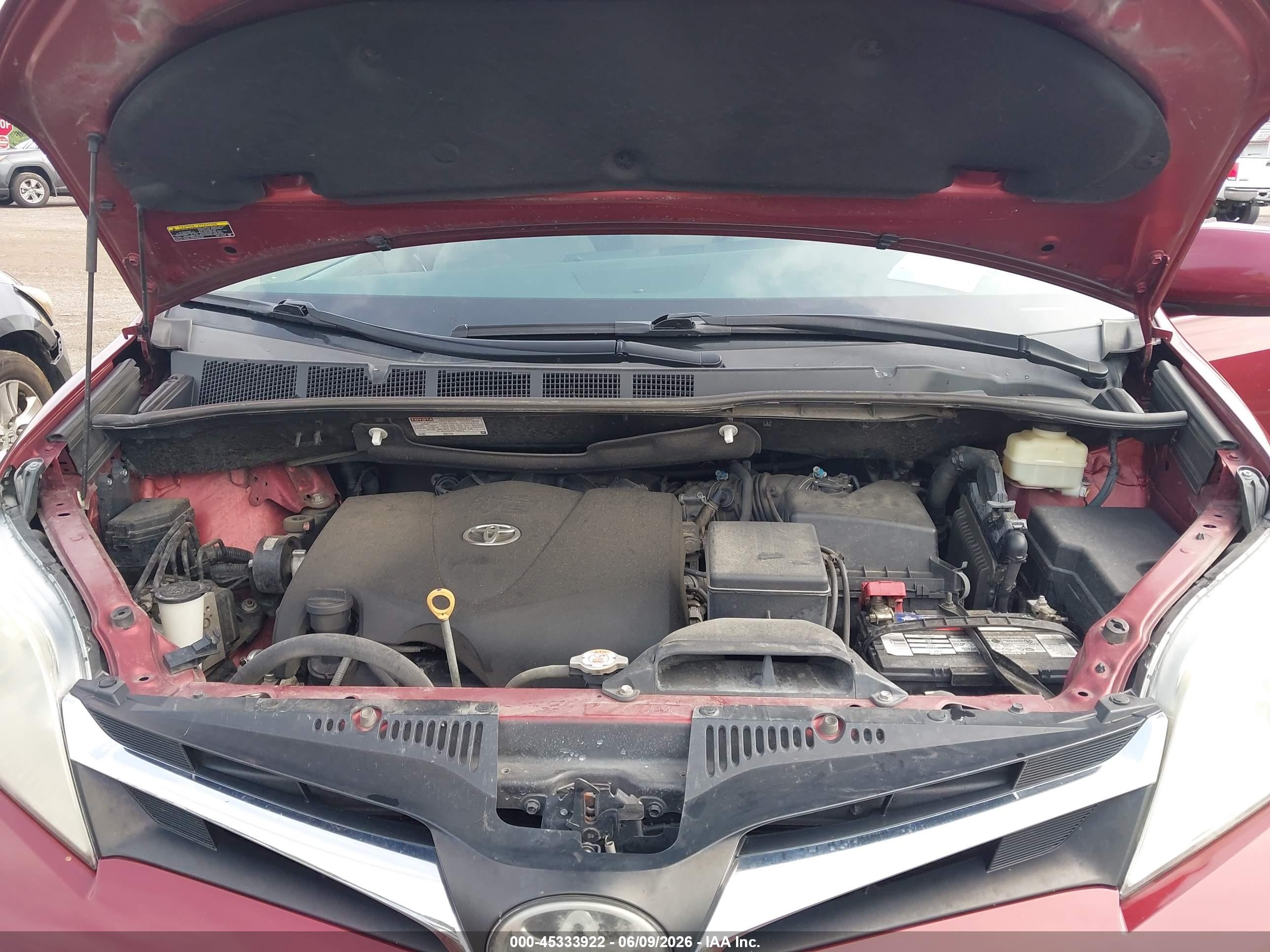 2018 Toyota Sienna Le 8 Passenger Темно-бордовый vin: 5TDKZ3DC1JS959992