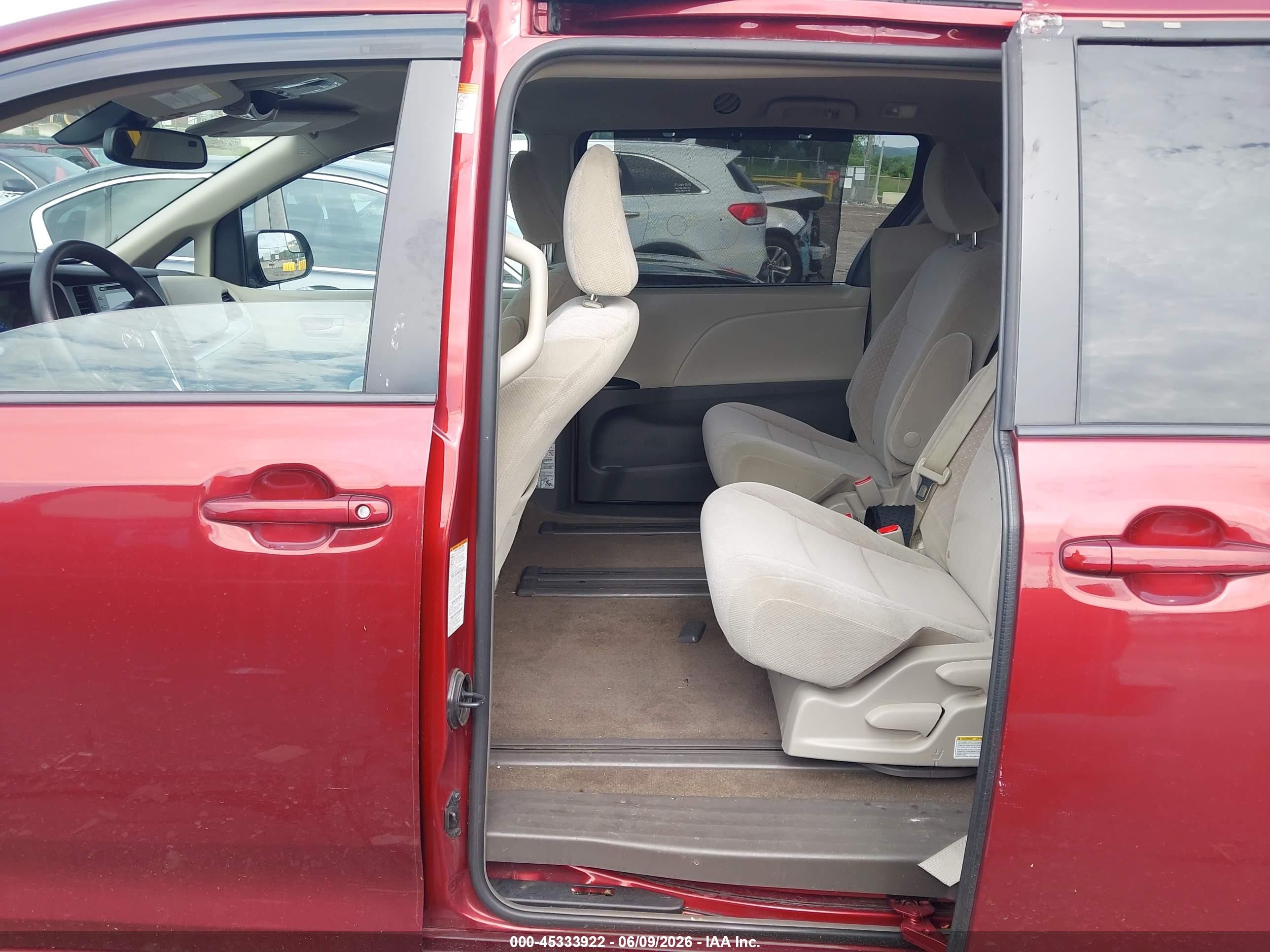 2018 Toyota Sienna Le 8 Passenger Темно-бордовый vin: 5TDKZ3DC1JS959992