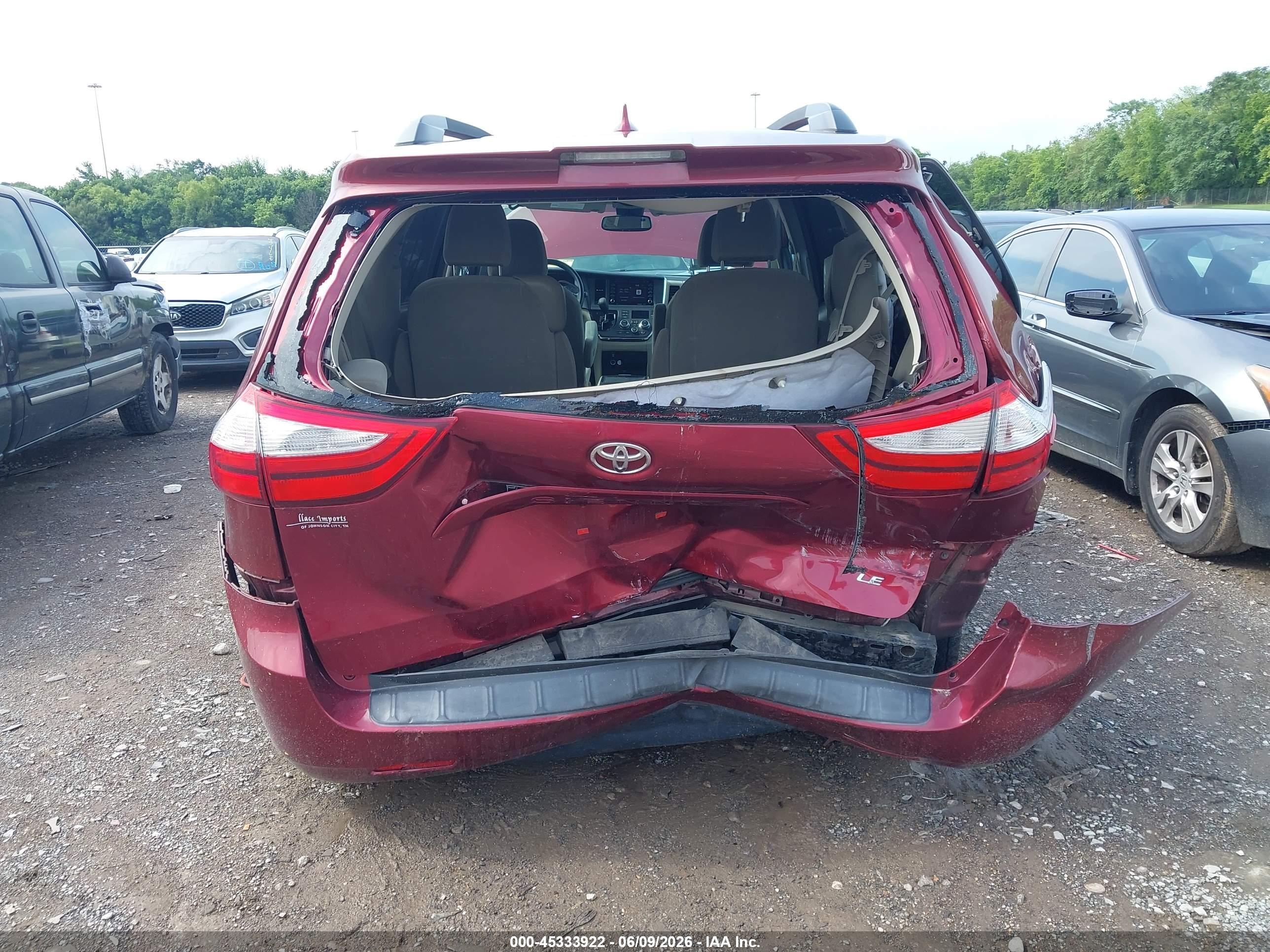 2018 Toyota Sienna Le 8 Passenger Темно-бордовый vin: 5TDKZ3DC1JS959992
