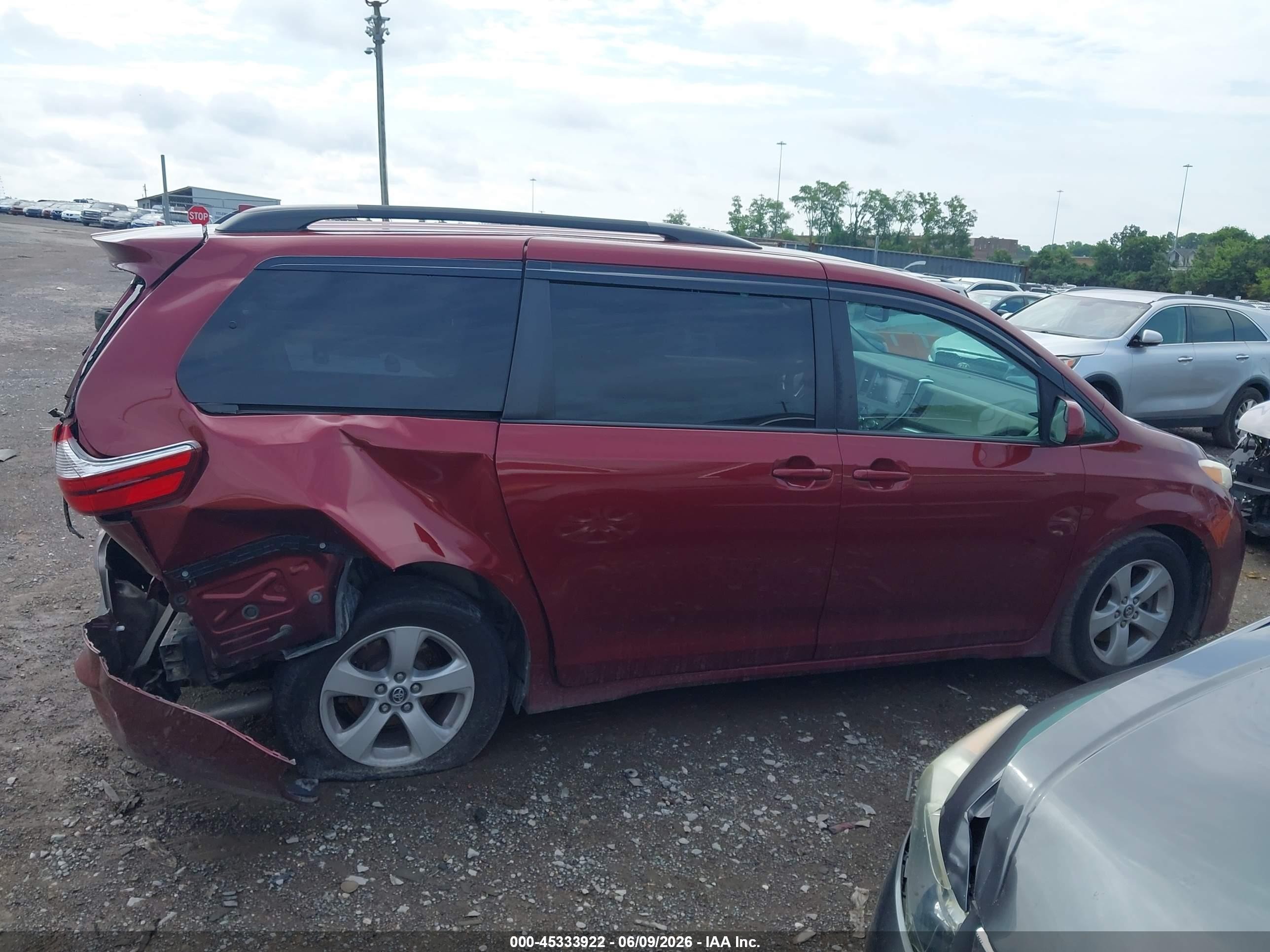 2018 Toyota Sienna Le 8 Passenger Темно-бордовый vin: 5TDKZ3DC1JS959992