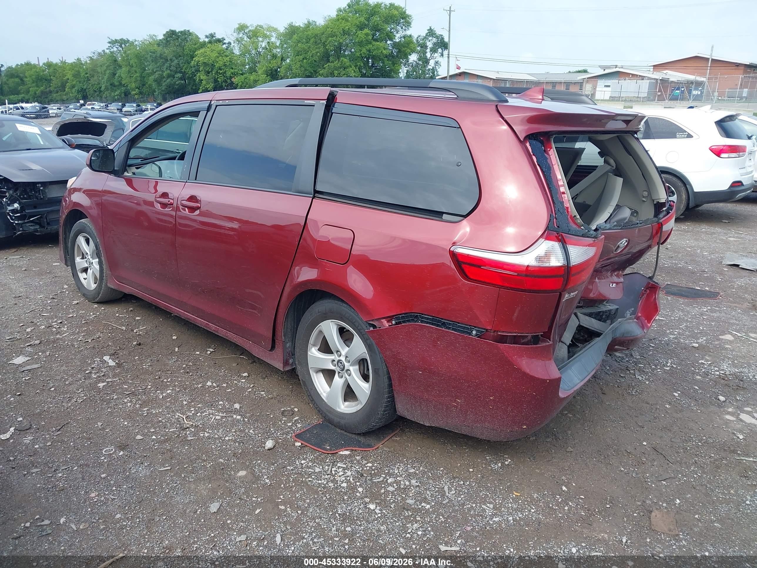 2018 Toyota Sienna Le 8 Passenger Темно-бордовый vin: 5TDKZ3DC1JS959992