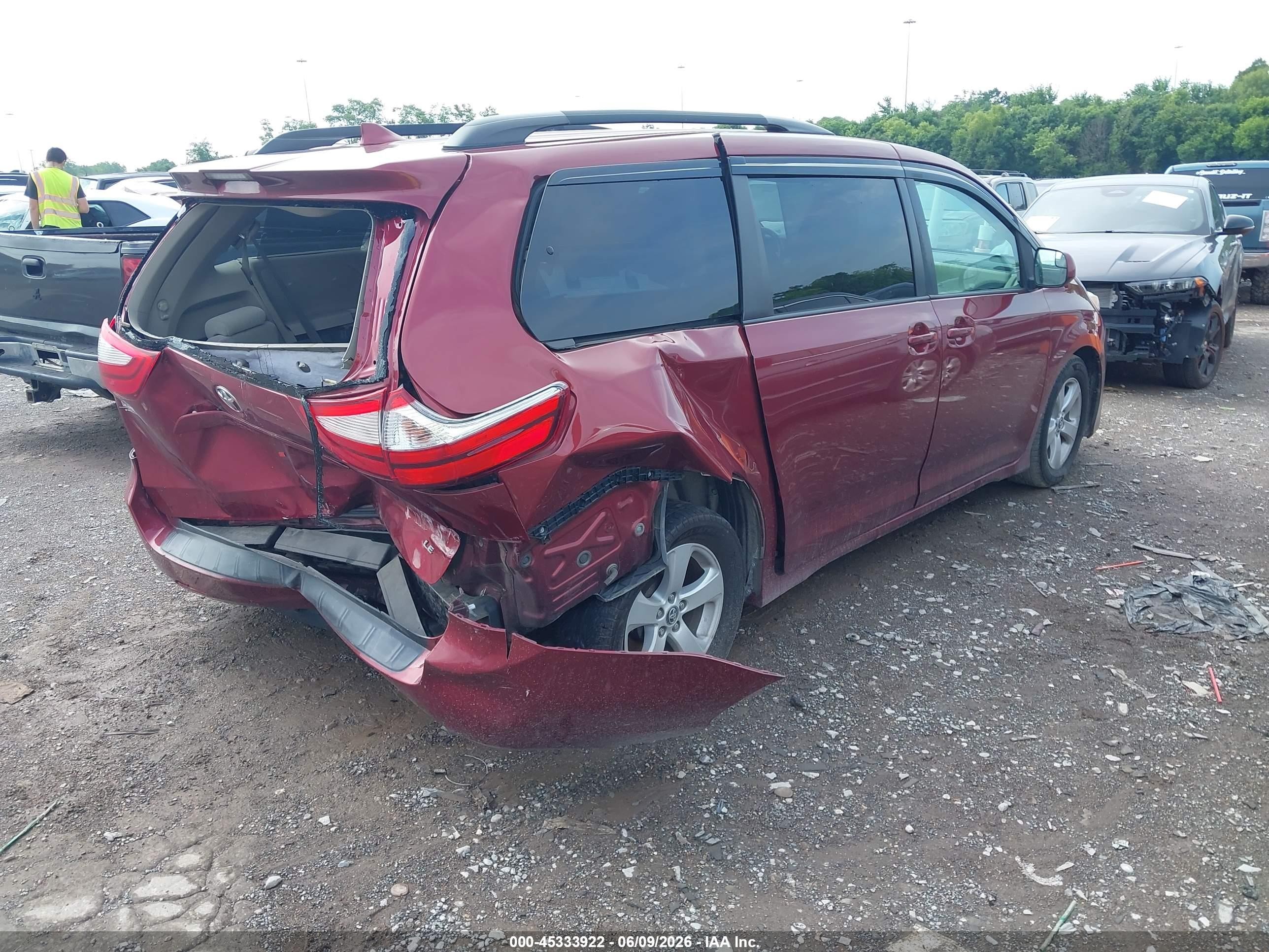 2018 Toyota Sienna Le 8 Passenger Темно-бордовый vin: 5TDKZ3DC1JS959992