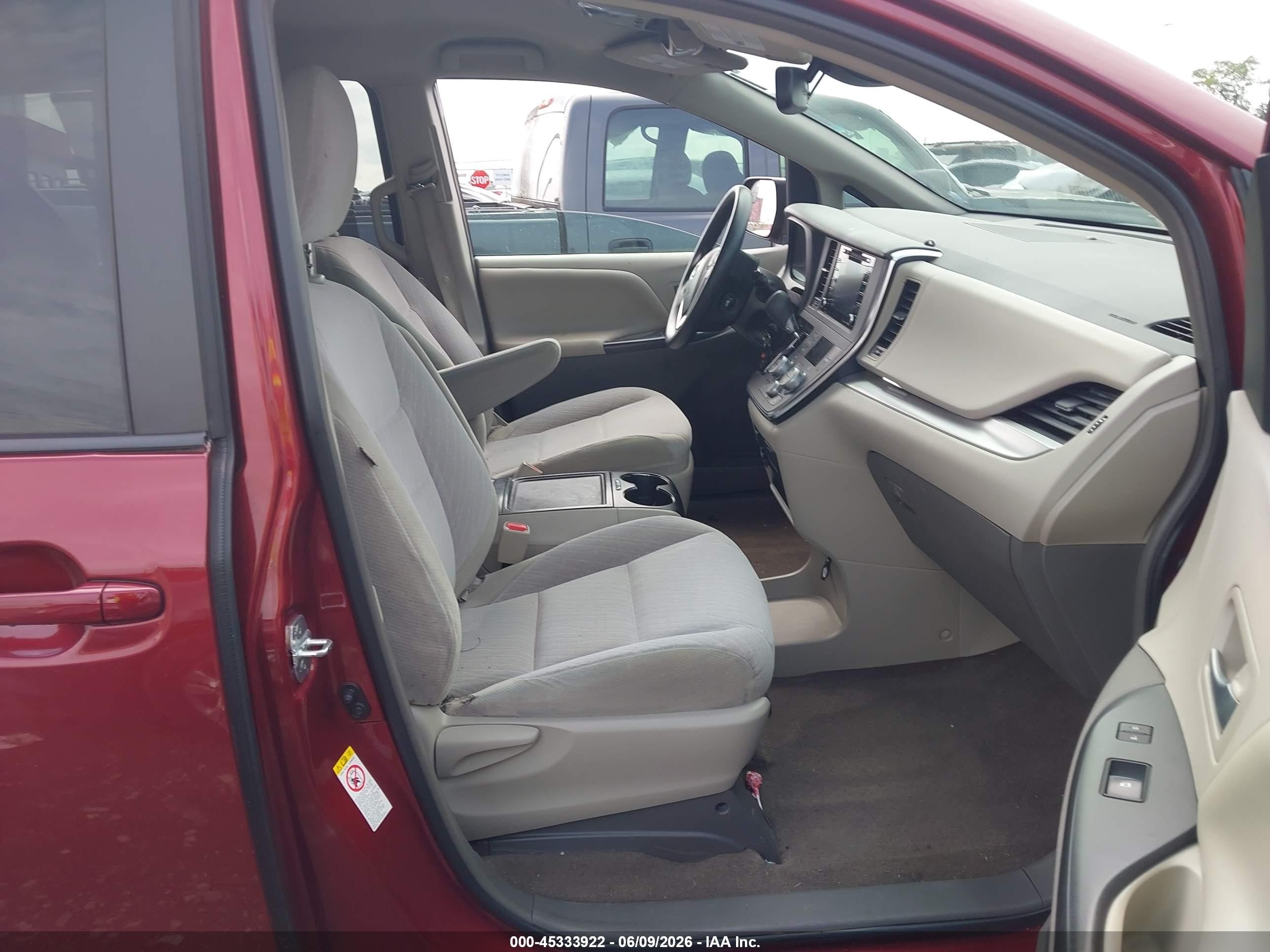 2018 Toyota Sienna Le 8 Passenger Темно-бордовый vin: 5TDKZ3DC1JS959992