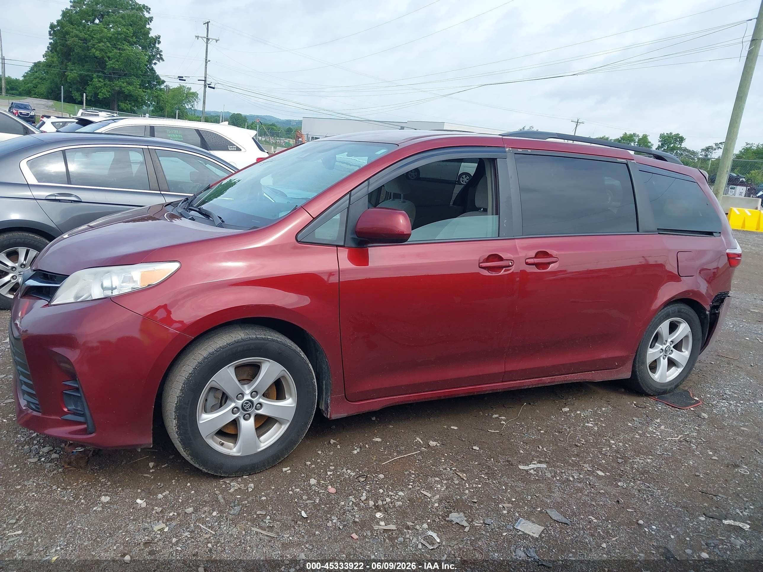 2018 Toyota Sienna Le 8 Passenger Темно-бордовый vin: 5TDKZ3DC1JS959992