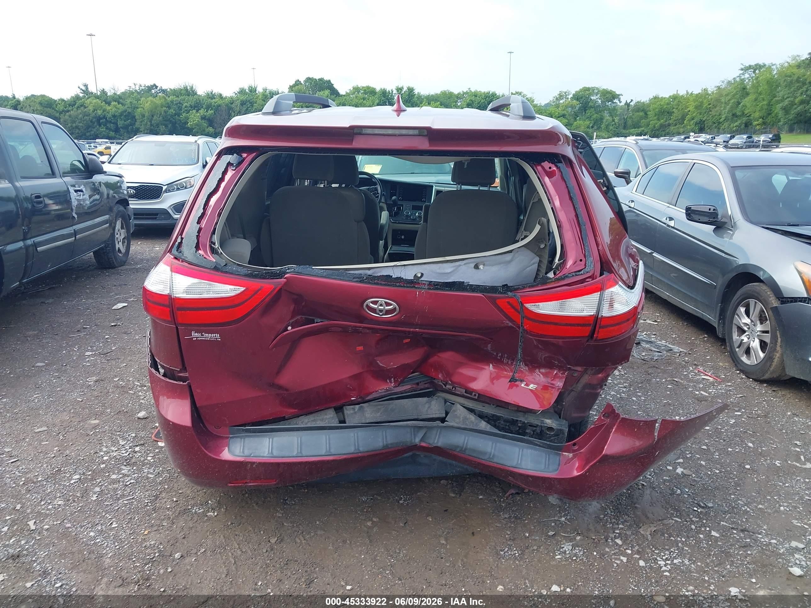 2018 Toyota Sienna Le 8 Passenger Темно-бордовый vin: 5TDKZ3DC1JS959992