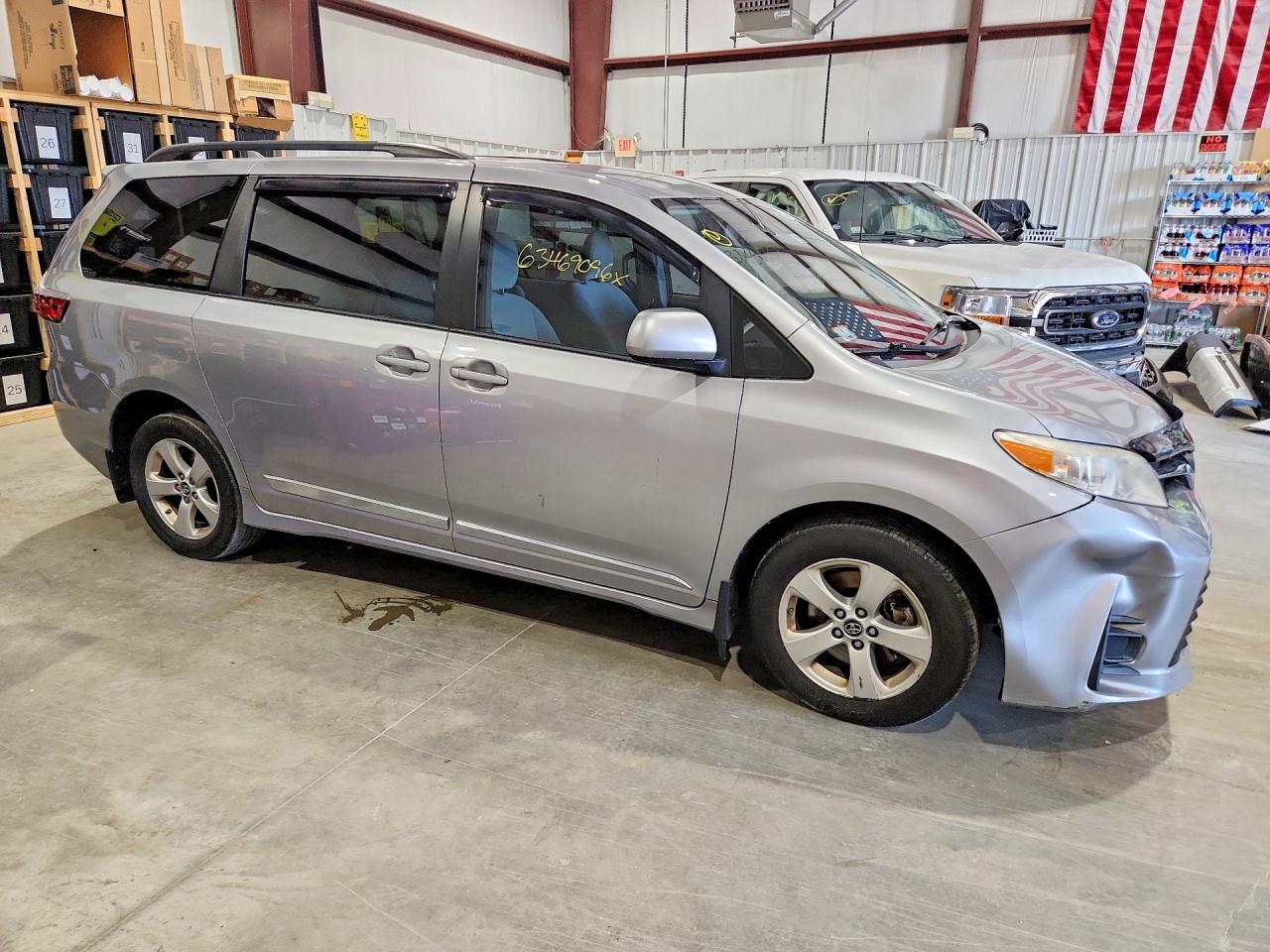 2018 Toyota Sienna Le Silver vin: 5TDKZ3DC2JS932039