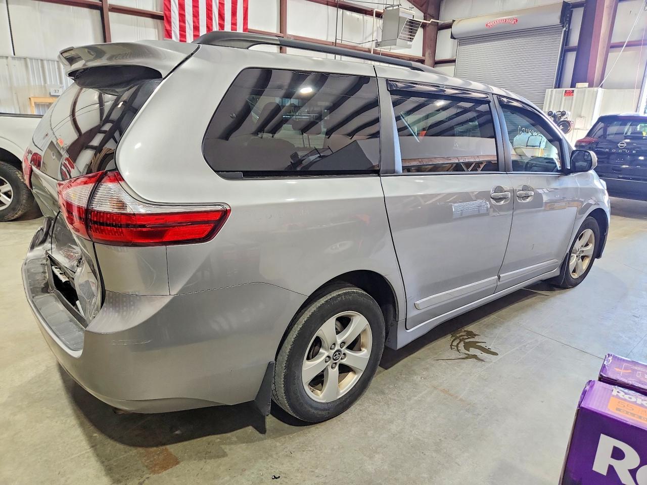 2018 Toyota Sienna Le Silver vin: 5TDKZ3DC2JS932039