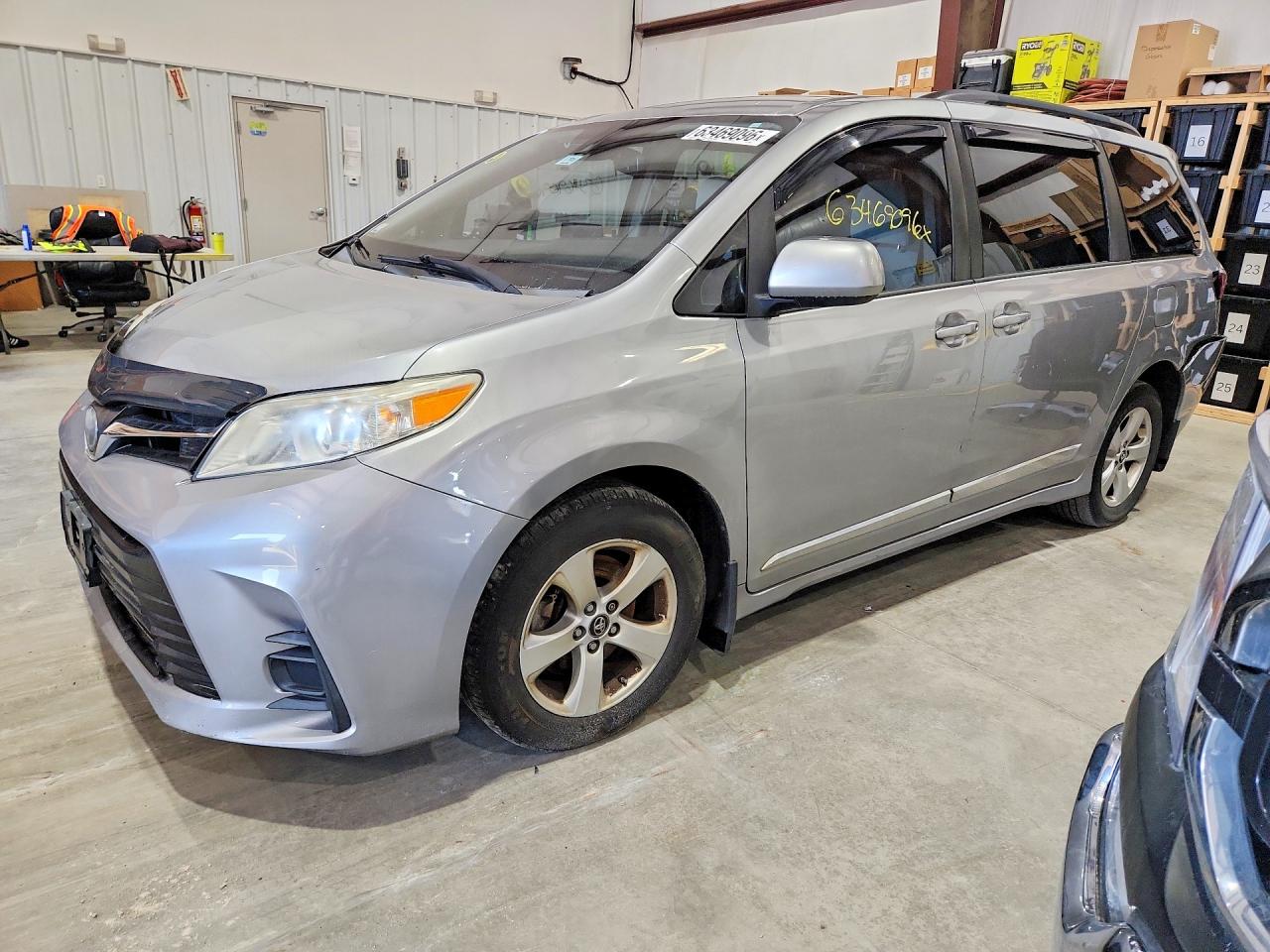 2018 Toyota Sienna Le Silver vin: 5TDKZ3DC2JS932039