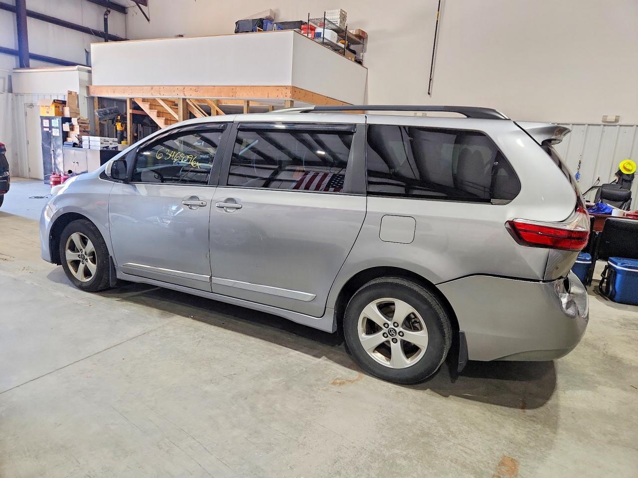 2018 Toyota Sienna Le Silver vin: 5TDKZ3DC2JS932039