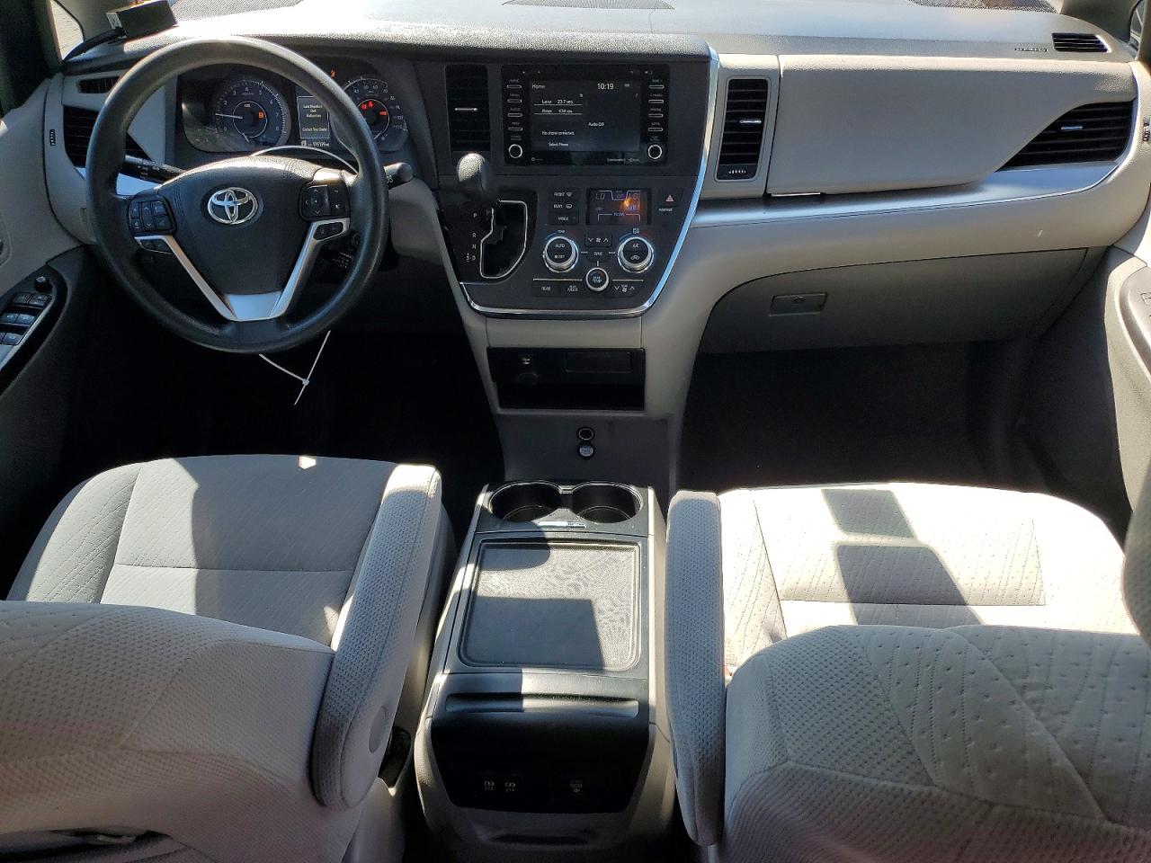 2018 Toyota Sienna Le Silver vin: 5TDKZ3DC2JS932039