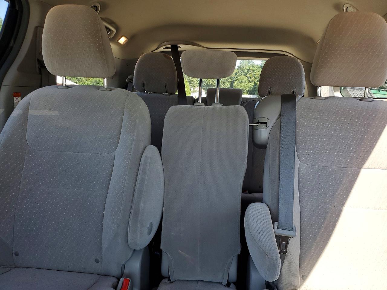 2018 Toyota Sienna Le Silver vin: 5TDKZ3DC2JS932039
