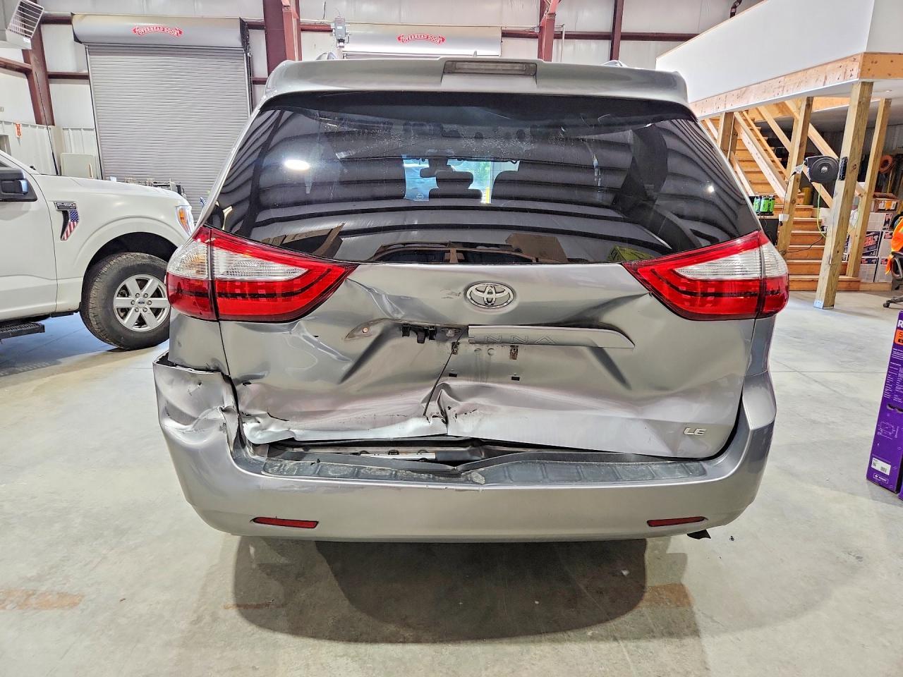 2018 Toyota Sienna Le Silver vin: 5TDKZ3DC2JS932039