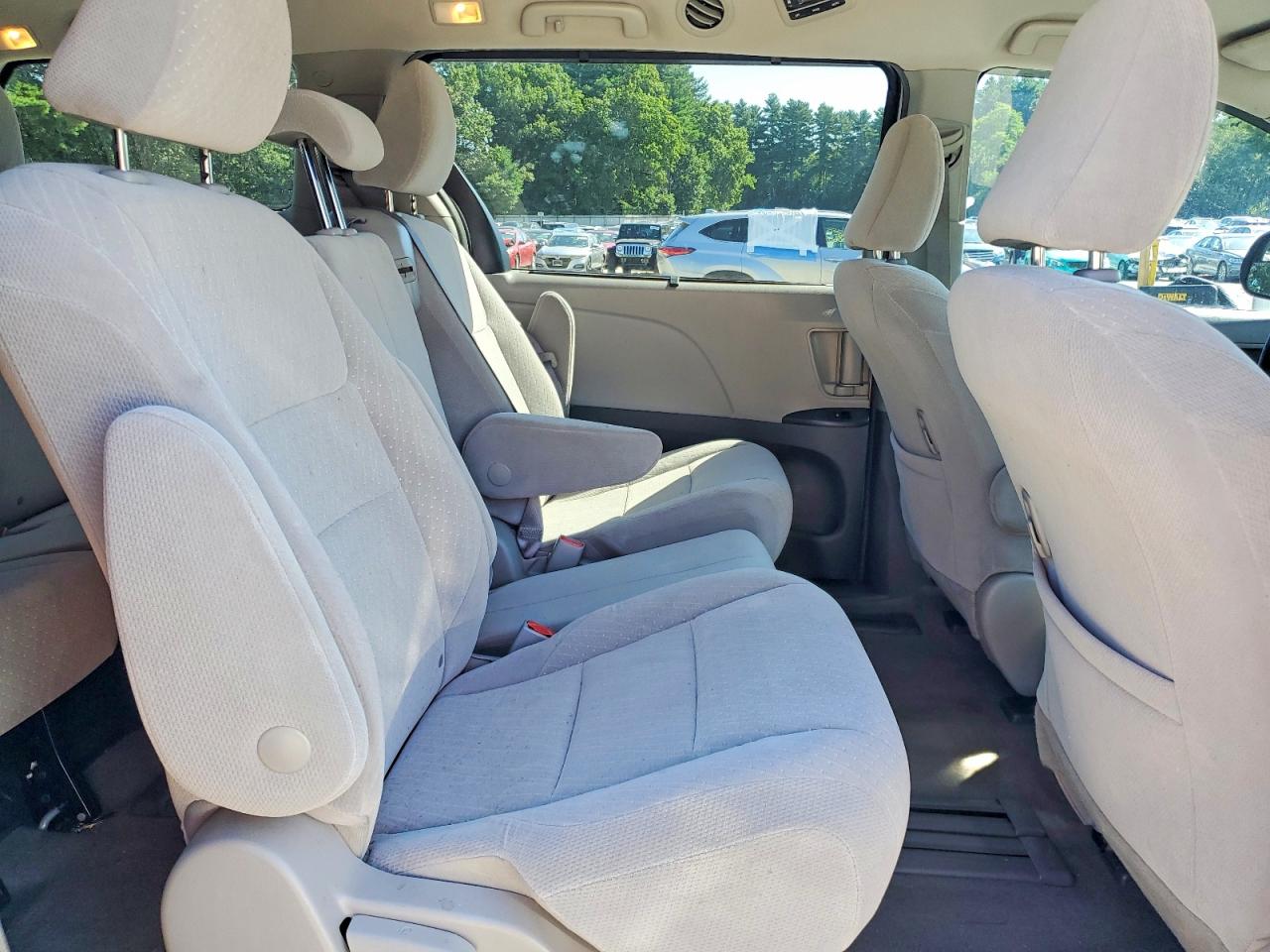 2018 Toyota Sienna Le Silver vin: 5TDKZ3DC2JS932039