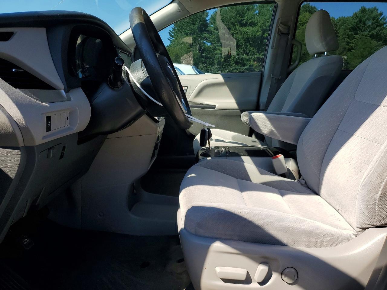 2018 Toyota Sienna Le Silver vin: 5TDKZ3DC2JS932039