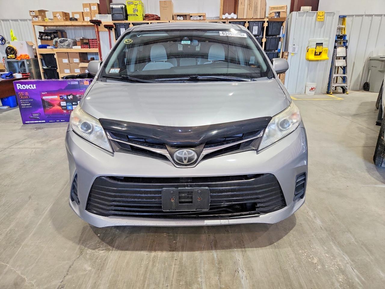2018 Toyota Sienna Le Silver vin: 5TDKZ3DC2JS932039
