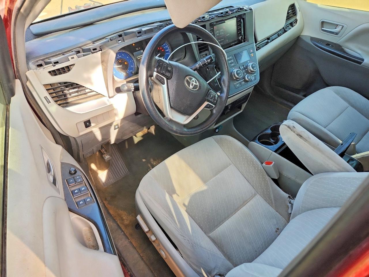 2019 Toyt Sienna Maroon vin: 5TDKZ3DC2KS003115