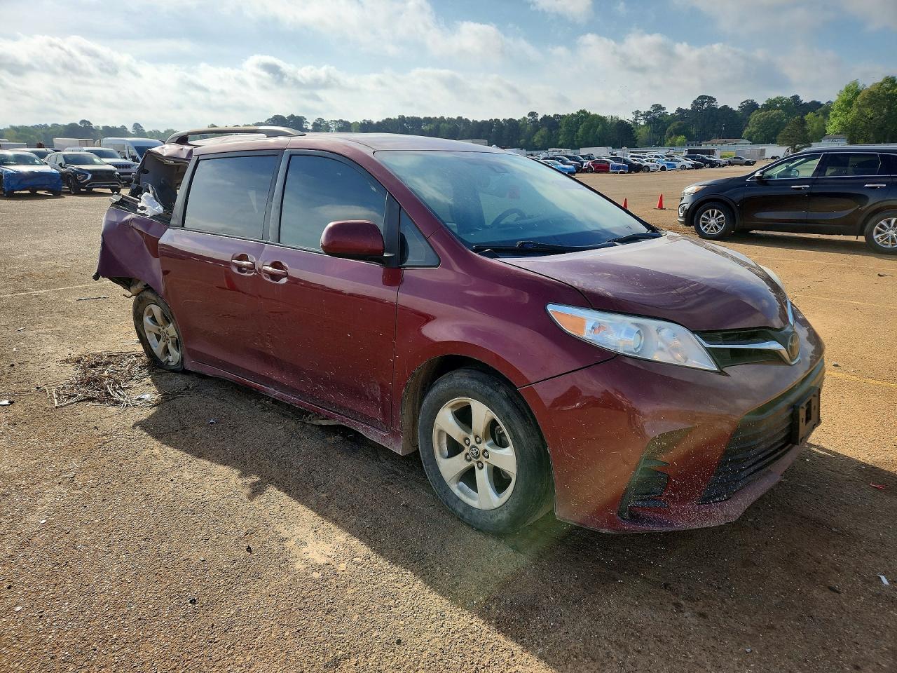 2019 Toyt Sienna Maroon vin: 5TDKZ3DC2KS003115