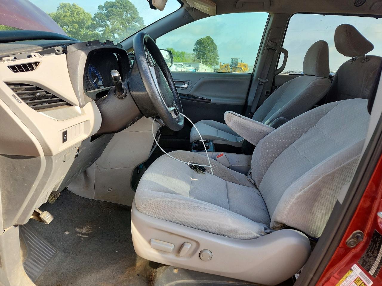 2019 Toyt Sienna Maroon vin: 5TDKZ3DC2KS003115