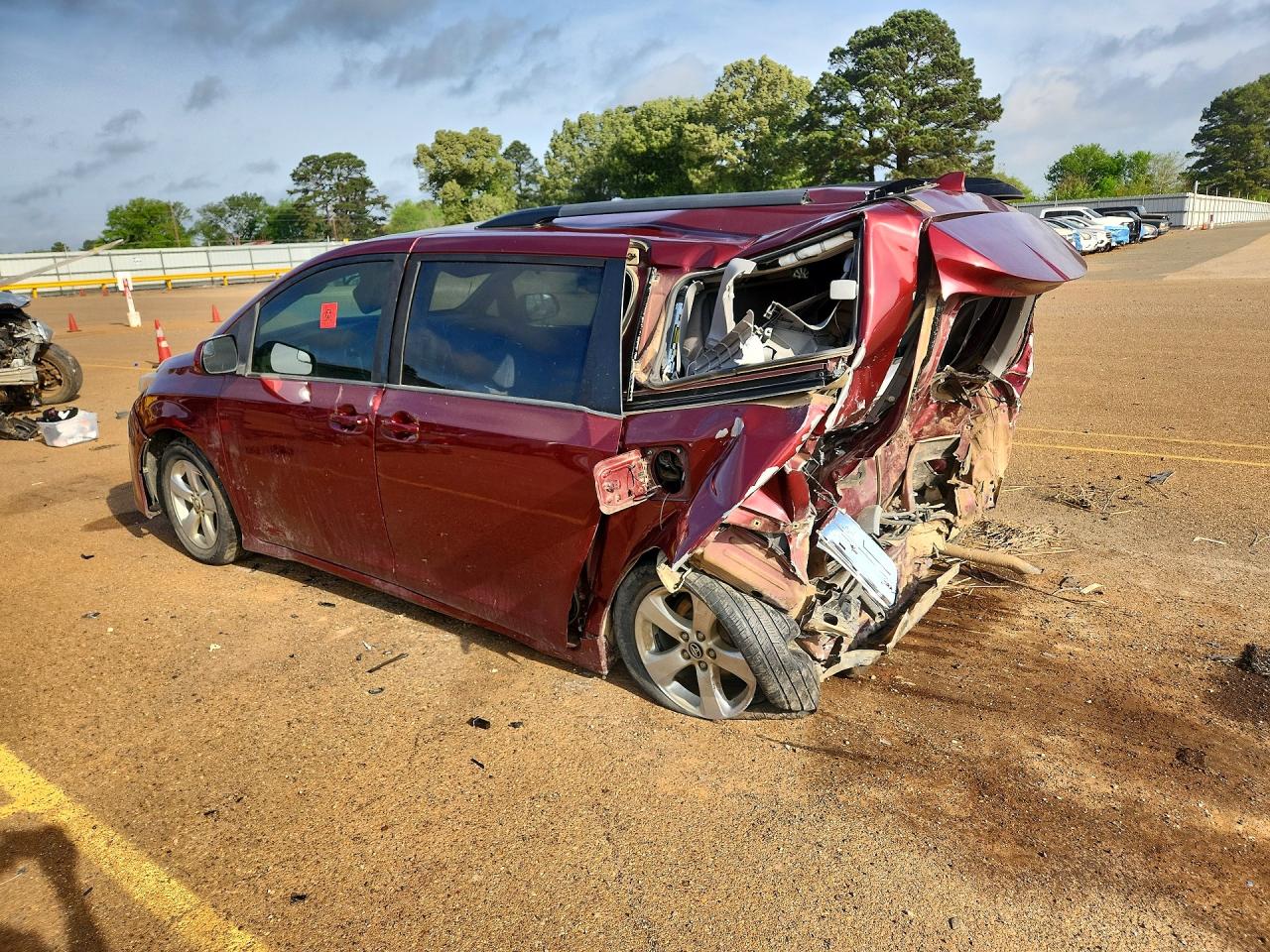 2019 Toyt Sienna Maroon vin: 5TDKZ3DC2KS003115