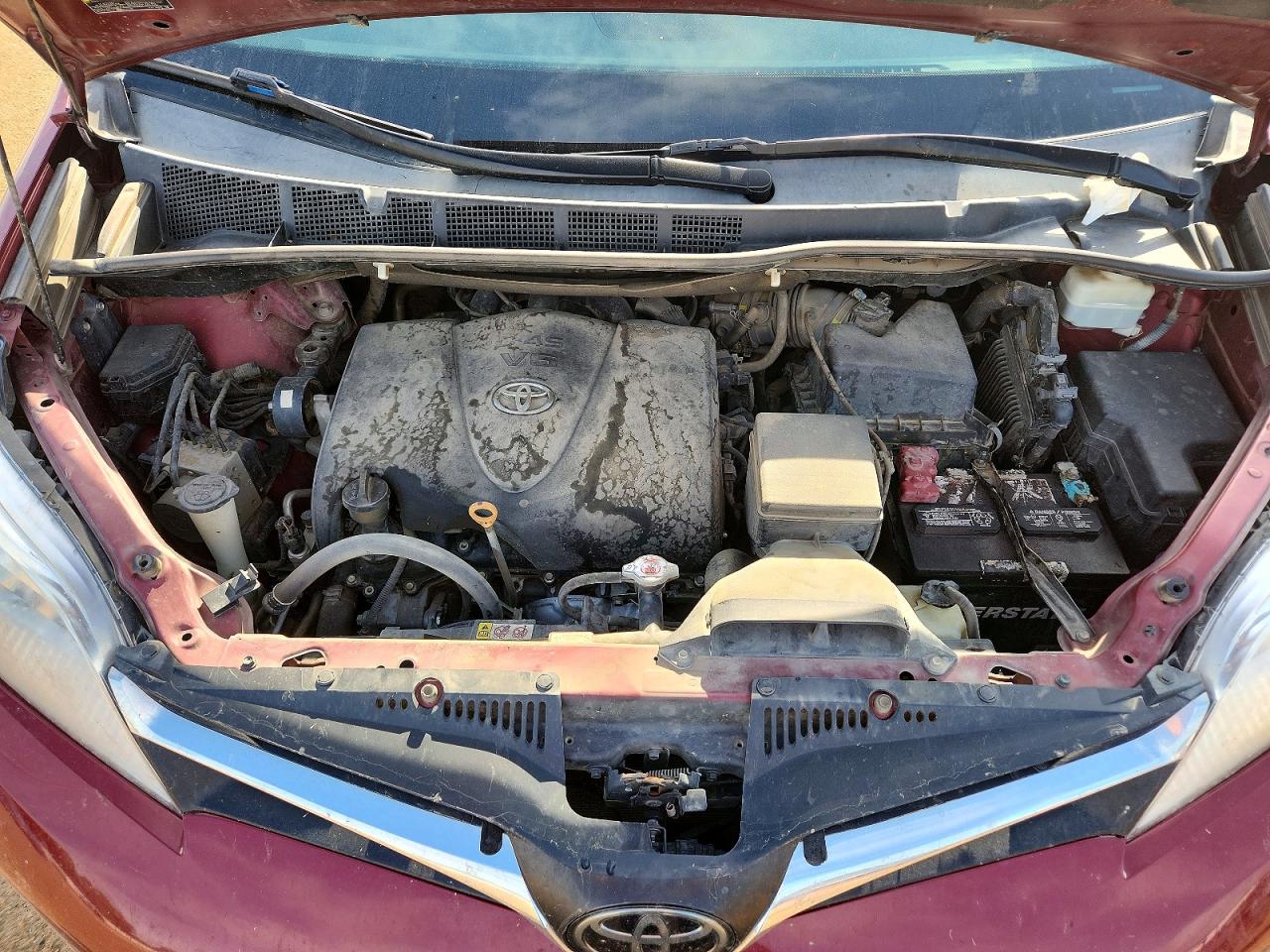 2019 Toyt Sienna Maroon vin: 5TDKZ3DC2KS003115
