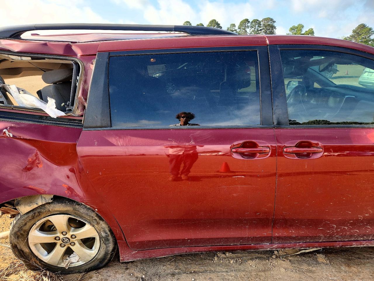 2019 Toyt Sienna Maroon vin: 5TDKZ3DC2KS003115