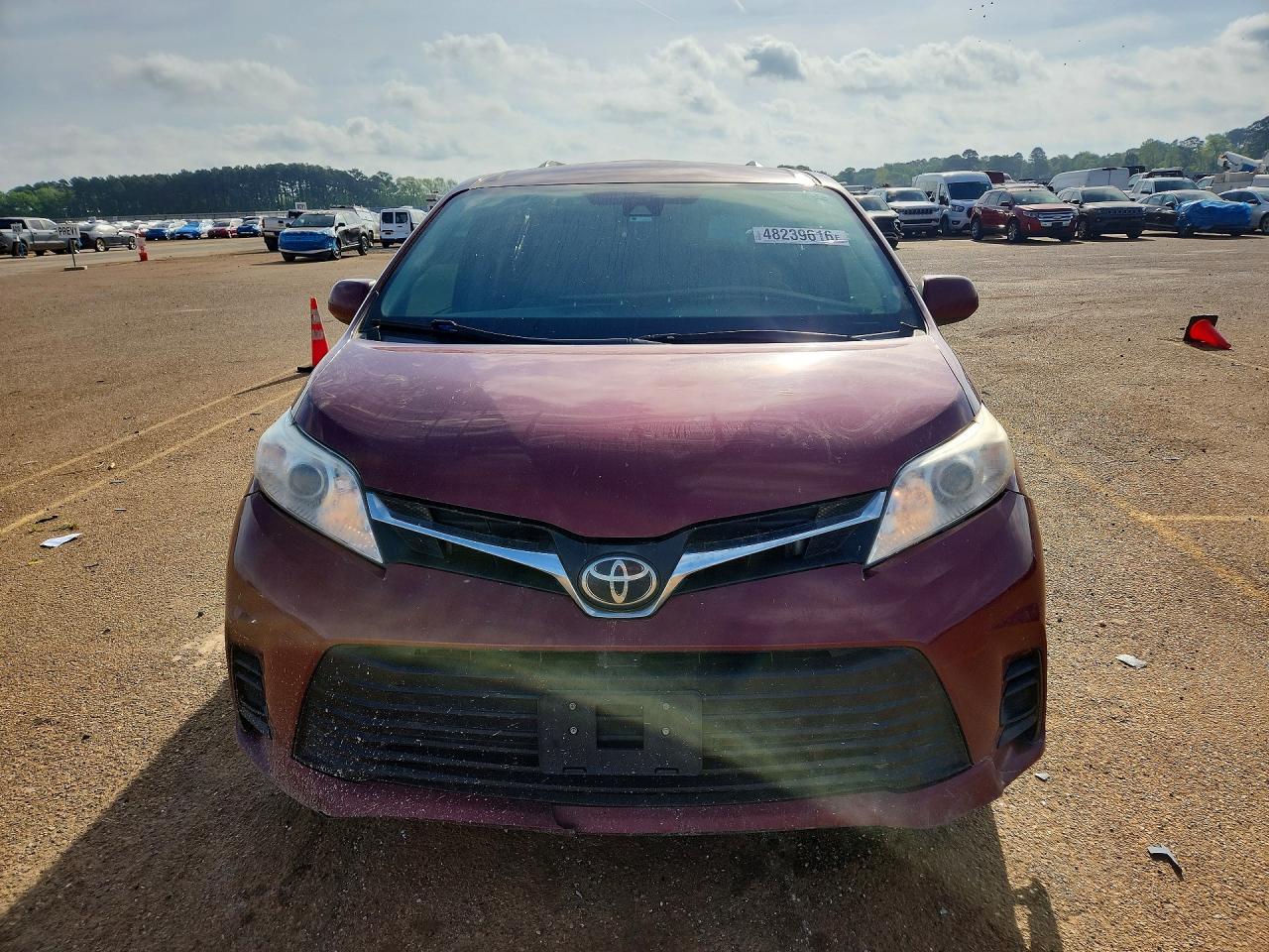 2019 Toyt Sienna Maroon vin: 5TDKZ3DC2KS003115