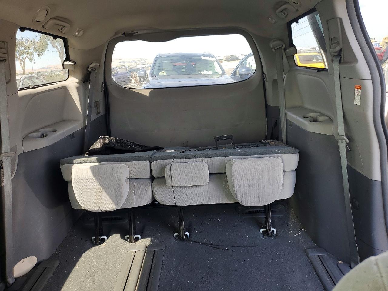 2019 Toyota Sienna Le White vin: 5TDKZ3DC2KS013286