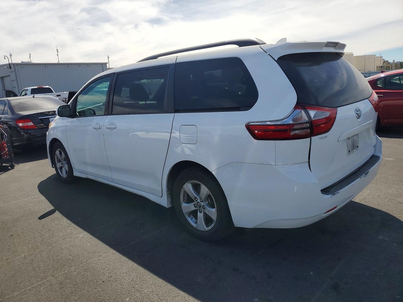 2019 Toyota Sienna Le White vin: 5TDKZ3DC2KS013286