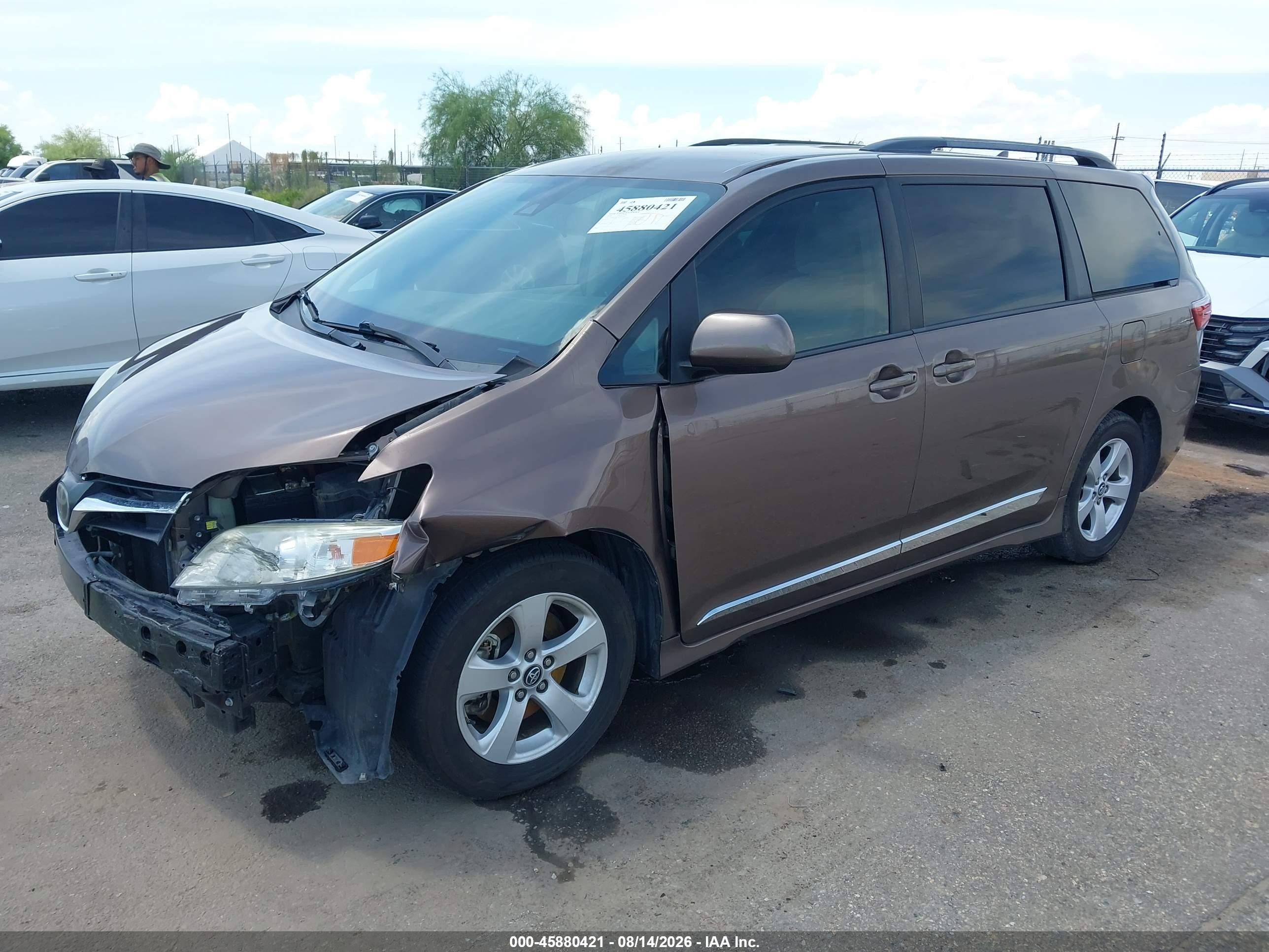 2018 Toyota Sienna Le 8 Passenger Коричневый vin: 5TDKZ3DC3JS933295