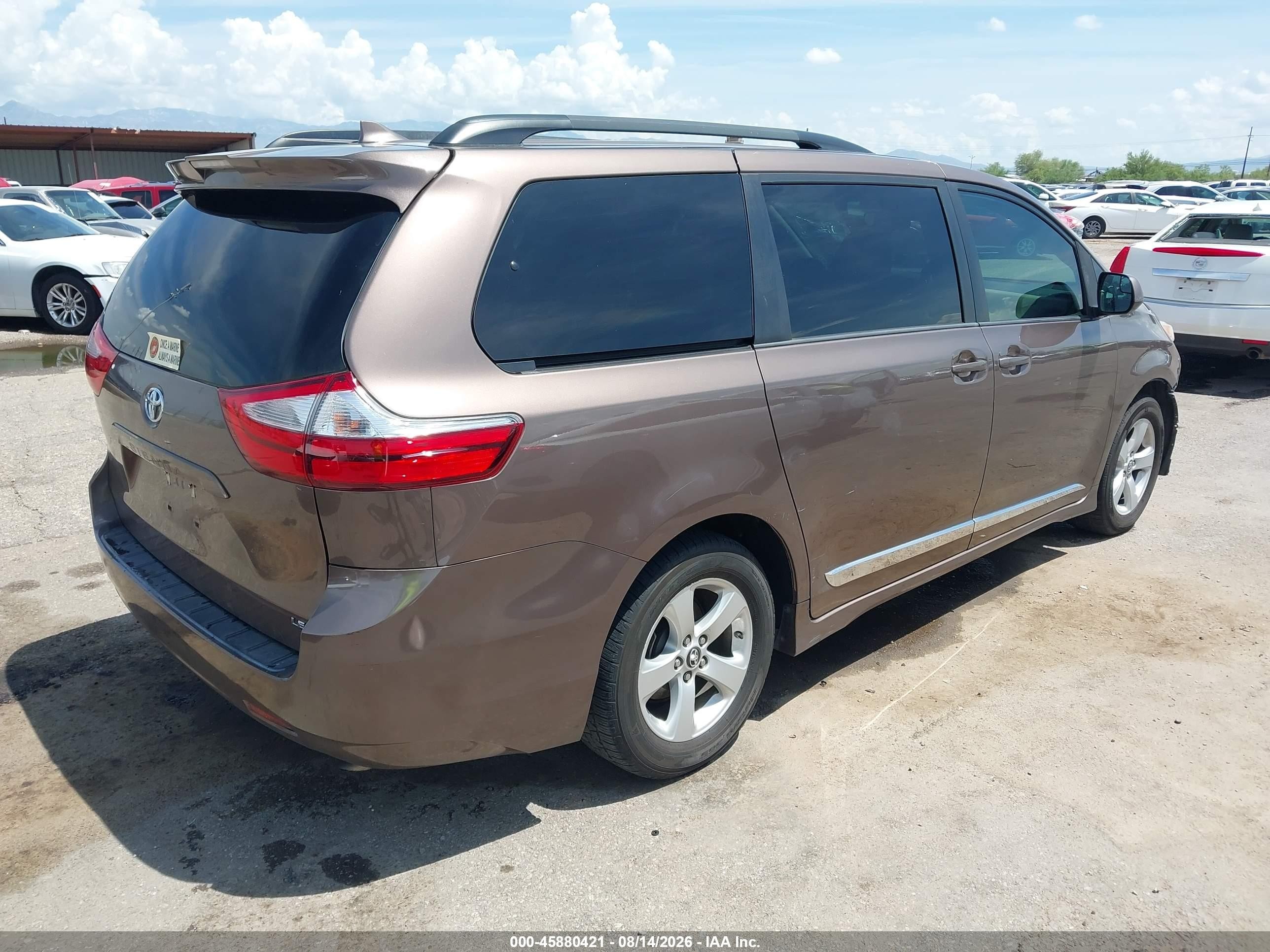 2018 Toyota Sienna Le 8 Passenger Коричневый vin: 5TDKZ3DC3JS933295