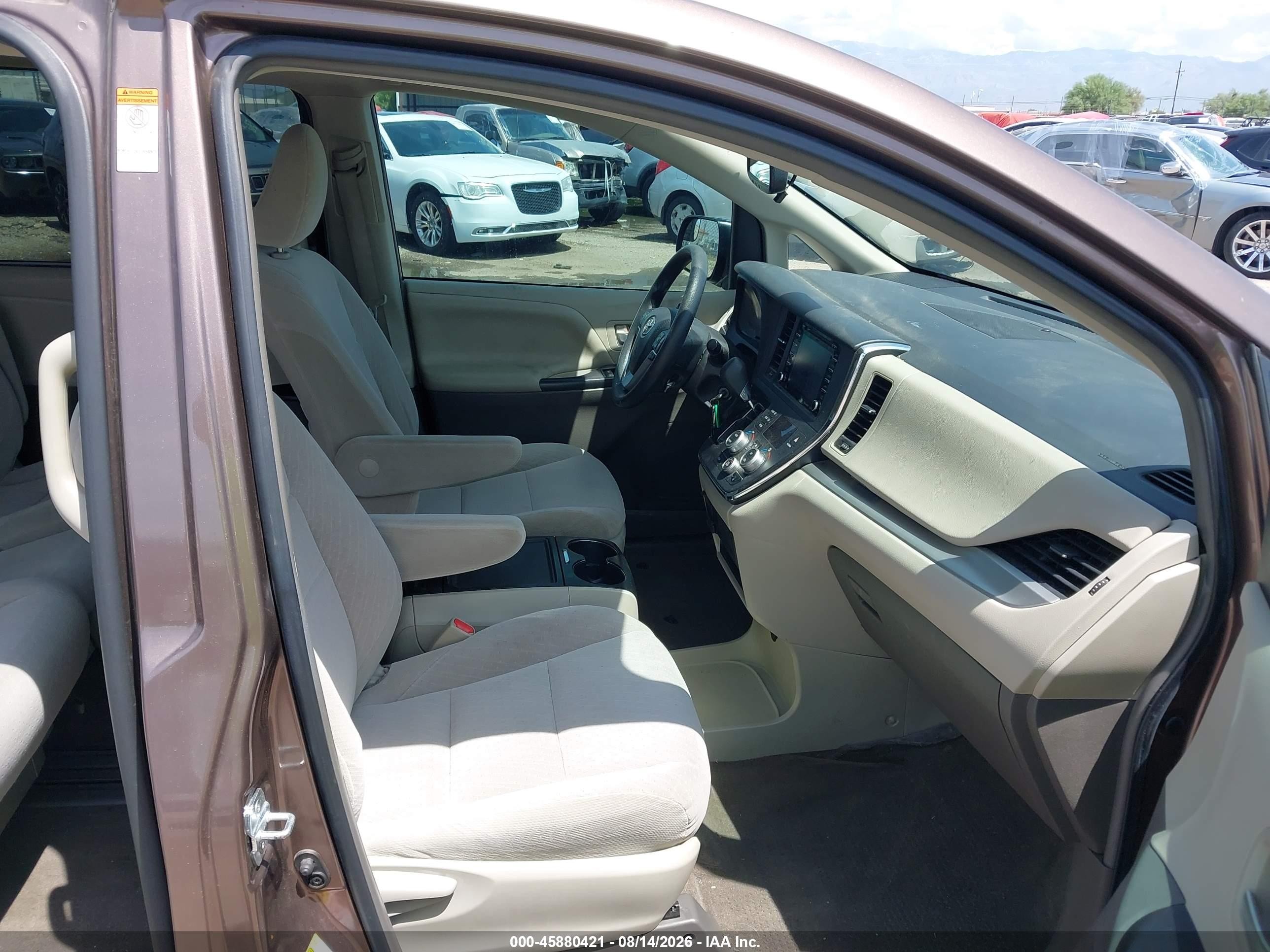 2018 Toyota Sienna Le 8 Passenger Коричневый vin: 5TDKZ3DC3JS933295