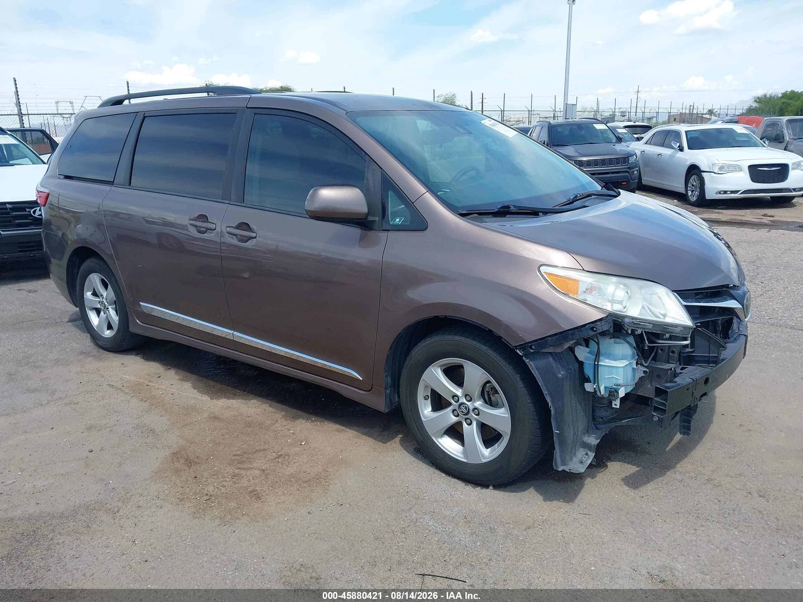 2018 Toyota Sienna Le 8 Passenger Brown vin: 5TDKZ3DC3JS933295