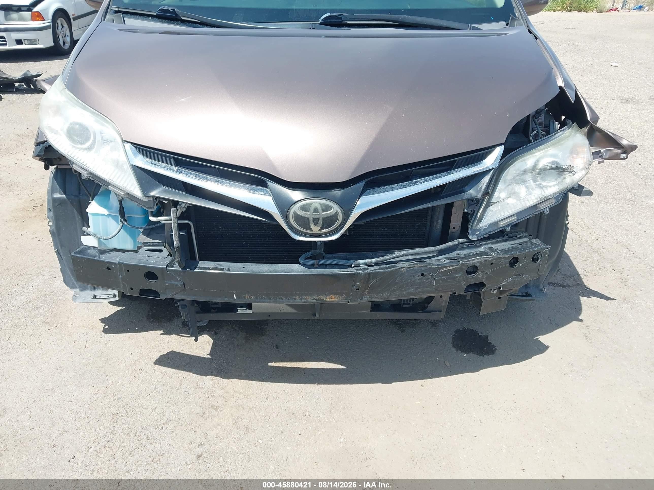 2018 Toyota Sienna Le 8 Passenger Коричневый vin: 5TDKZ3DC3JS933295