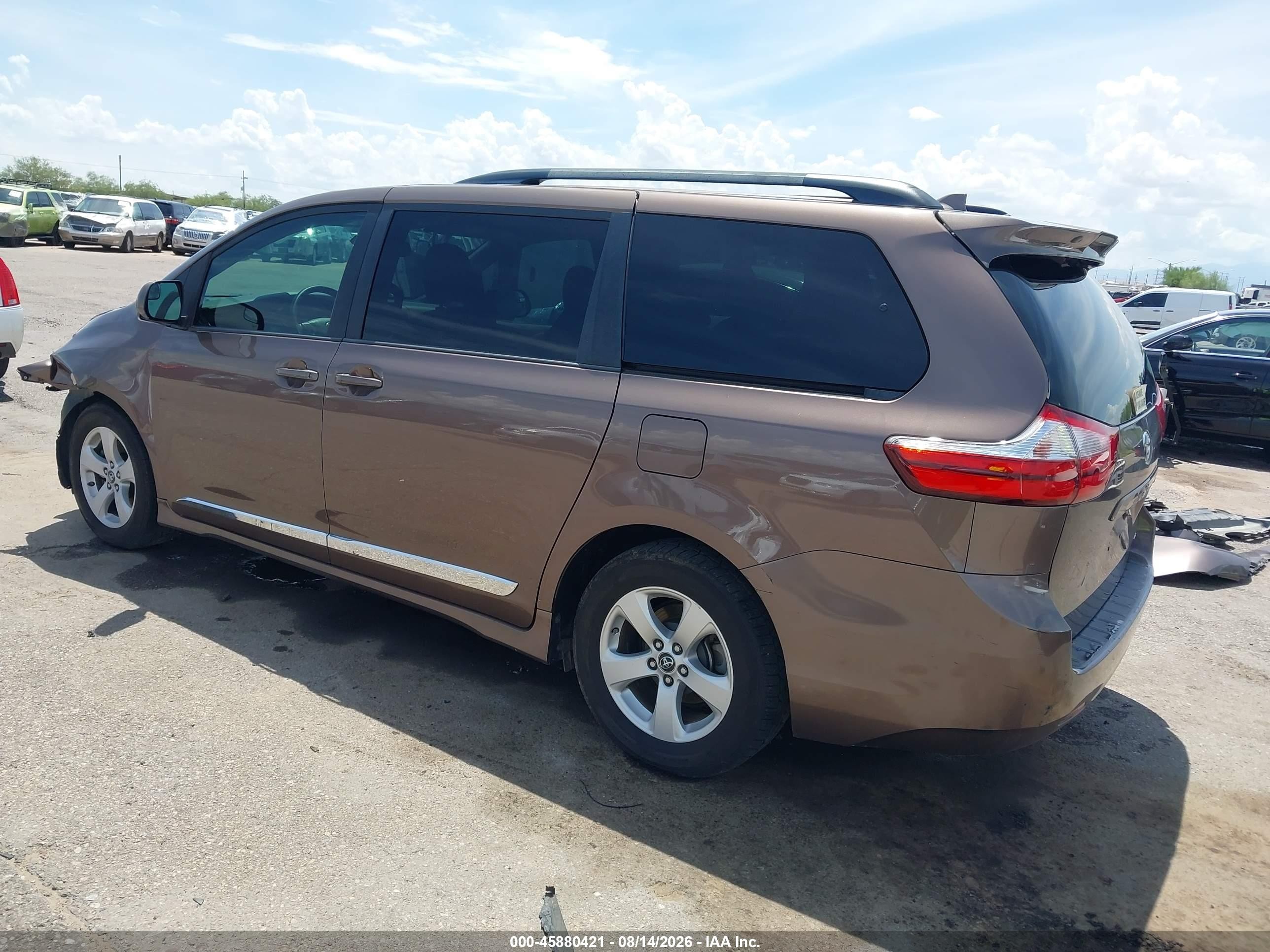 2018 Toyota Sienna Le 8 Passenger Коричневый vin: 5TDKZ3DC3JS933295
