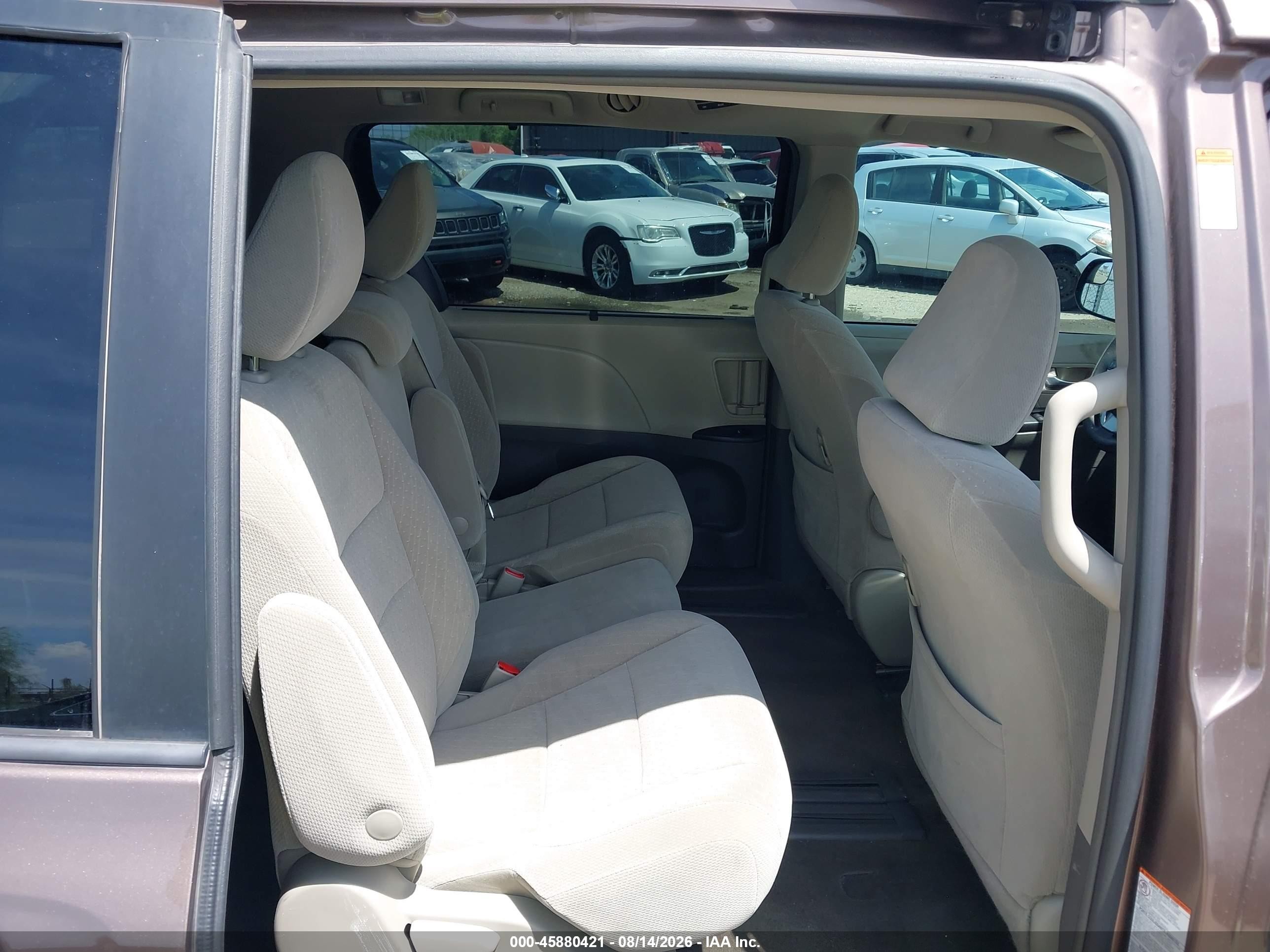 2018 Toyota Sienna Le 8 Passenger Коричневый vin: 5TDKZ3DC3JS933295