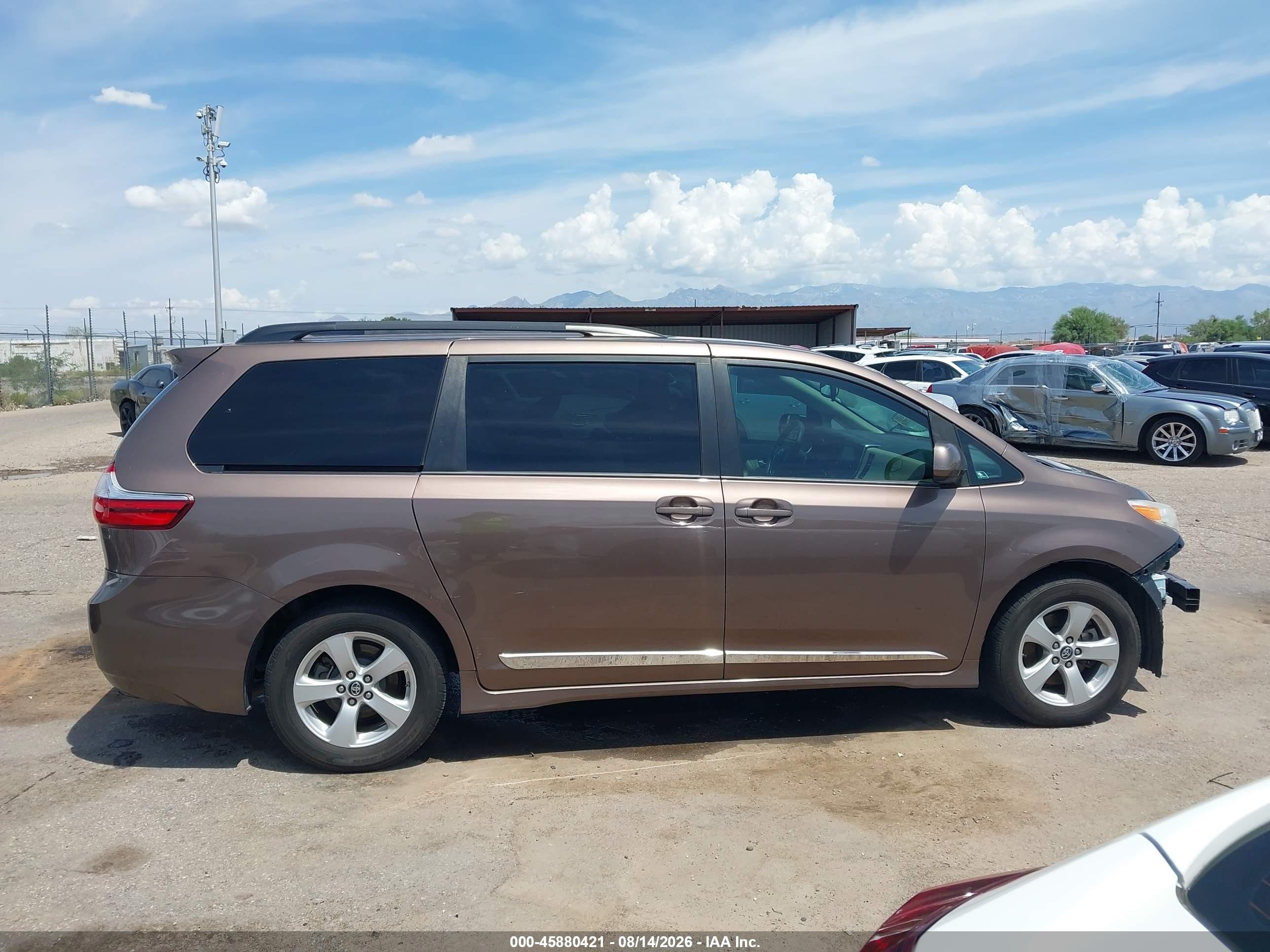 2018 Toyota Sienna Le 8 Passenger Коричневый vin: 5TDKZ3DC3JS933295