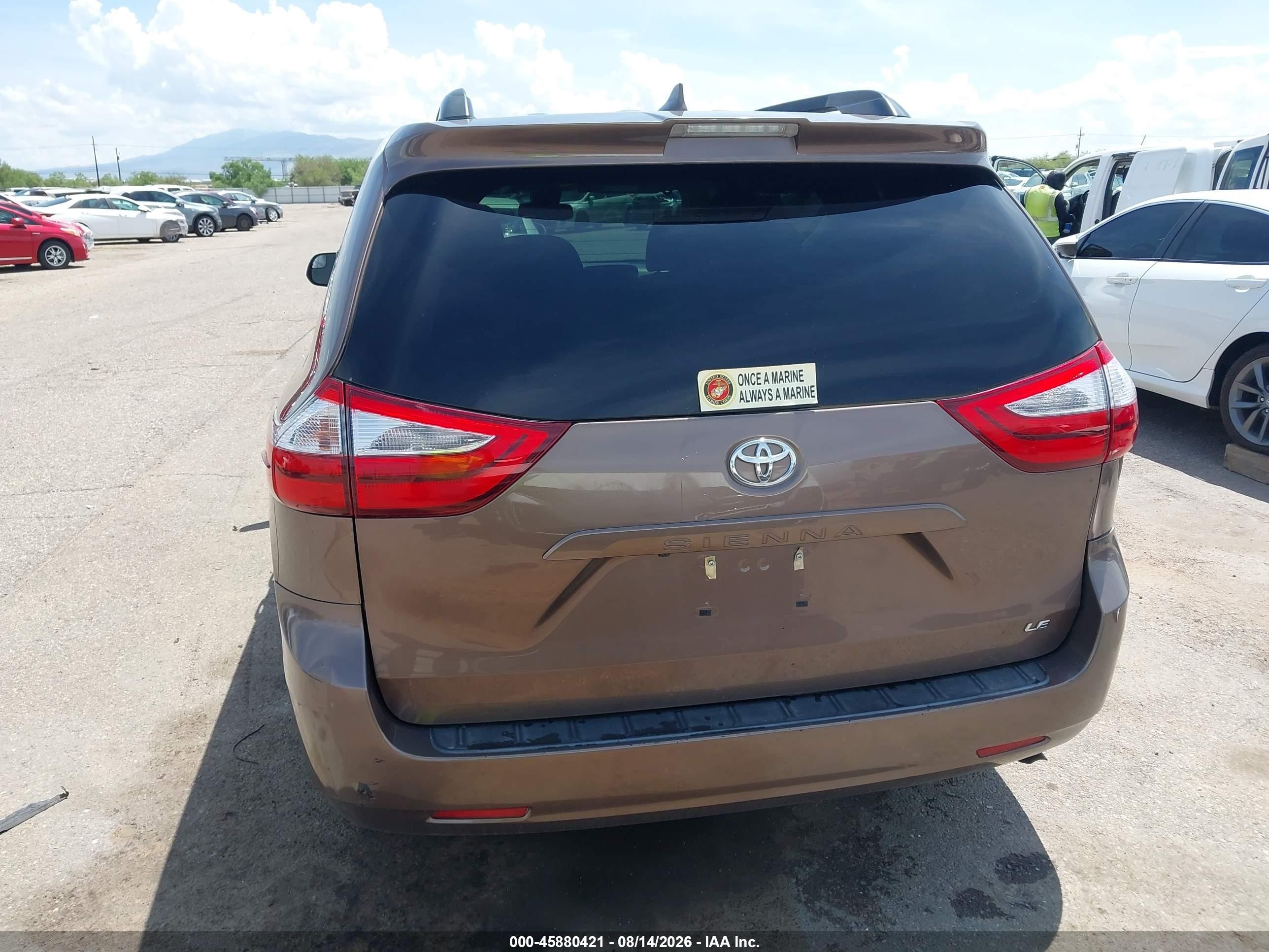 2018 Toyota Sienna Le 8 Passenger Коричневый vin: 5TDKZ3DC3JS933295