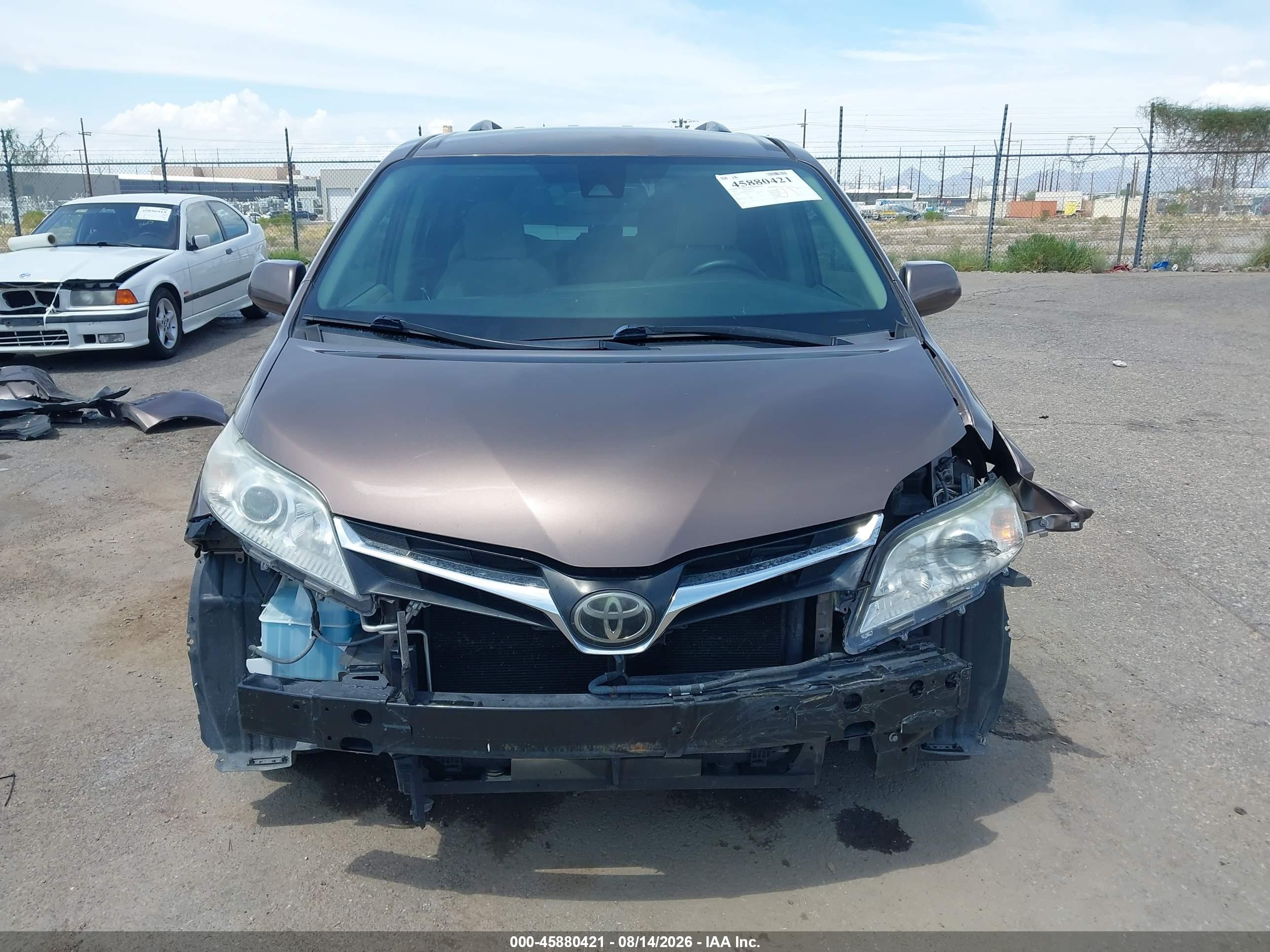 2018 Toyota Sienna Le 8 Passenger Коричневый vin: 5TDKZ3DC3JS933295