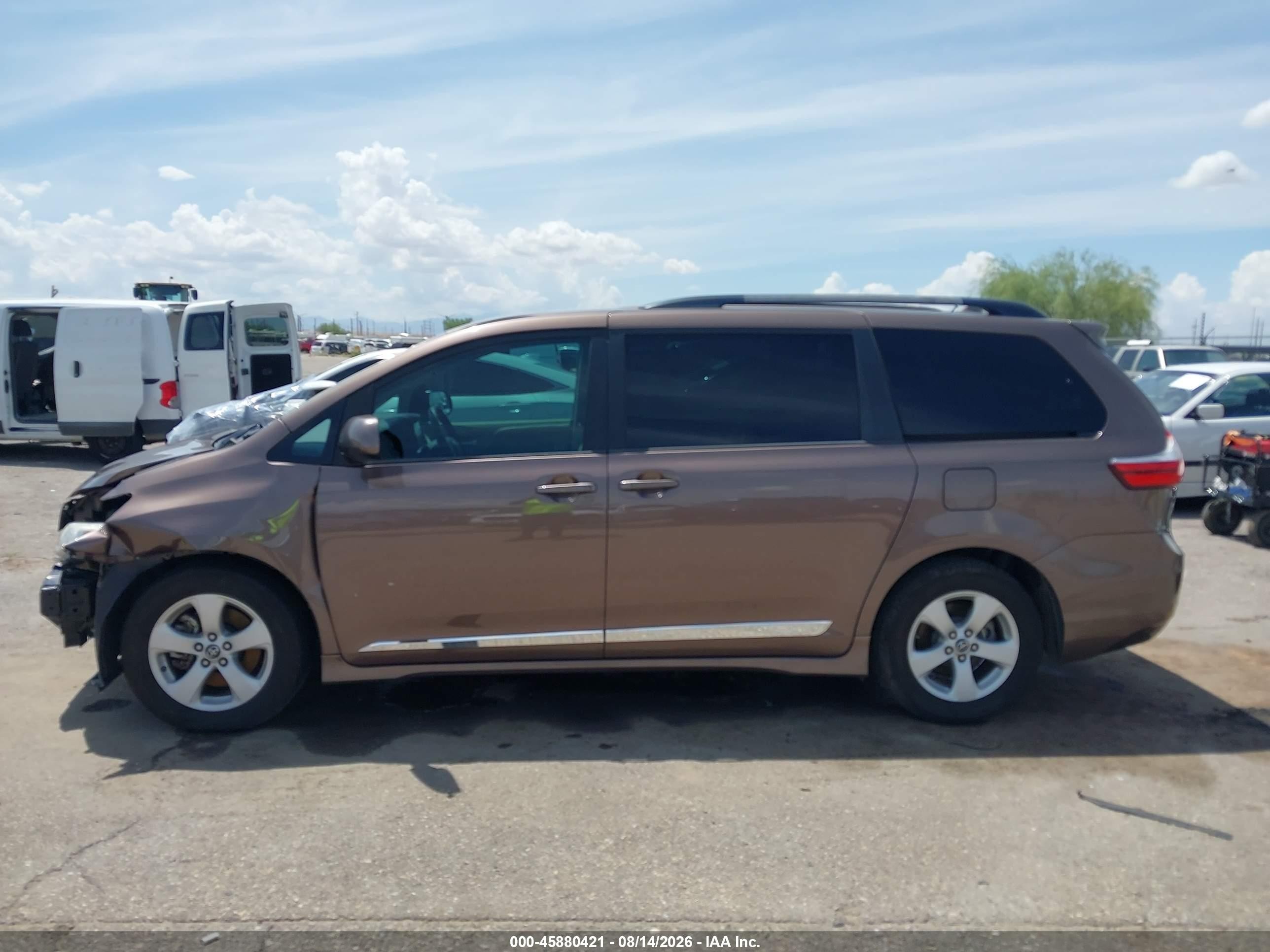 2018 Toyota Sienna Le 8 Passenger Коричневый vin: 5TDKZ3DC3JS933295