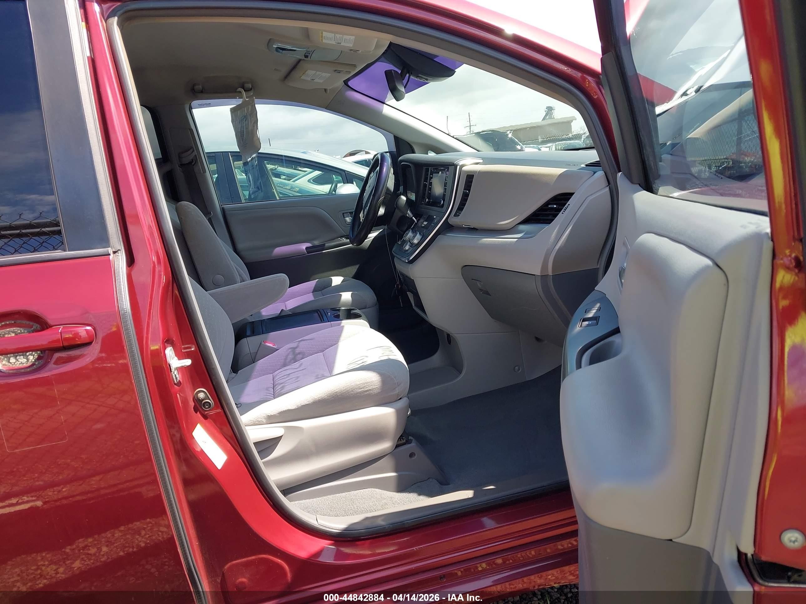 2019 Toyota Sienna Le 7 Passenger Красный vin: 5TDKZ3DC4KS995788