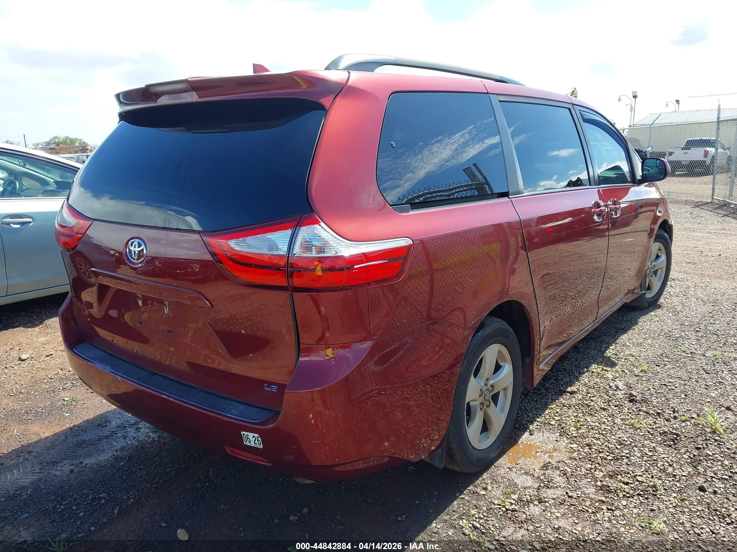 2019 Toyota Sienna Le 7 Passenger Красный vin: 5TDKZ3DC4KS995788
