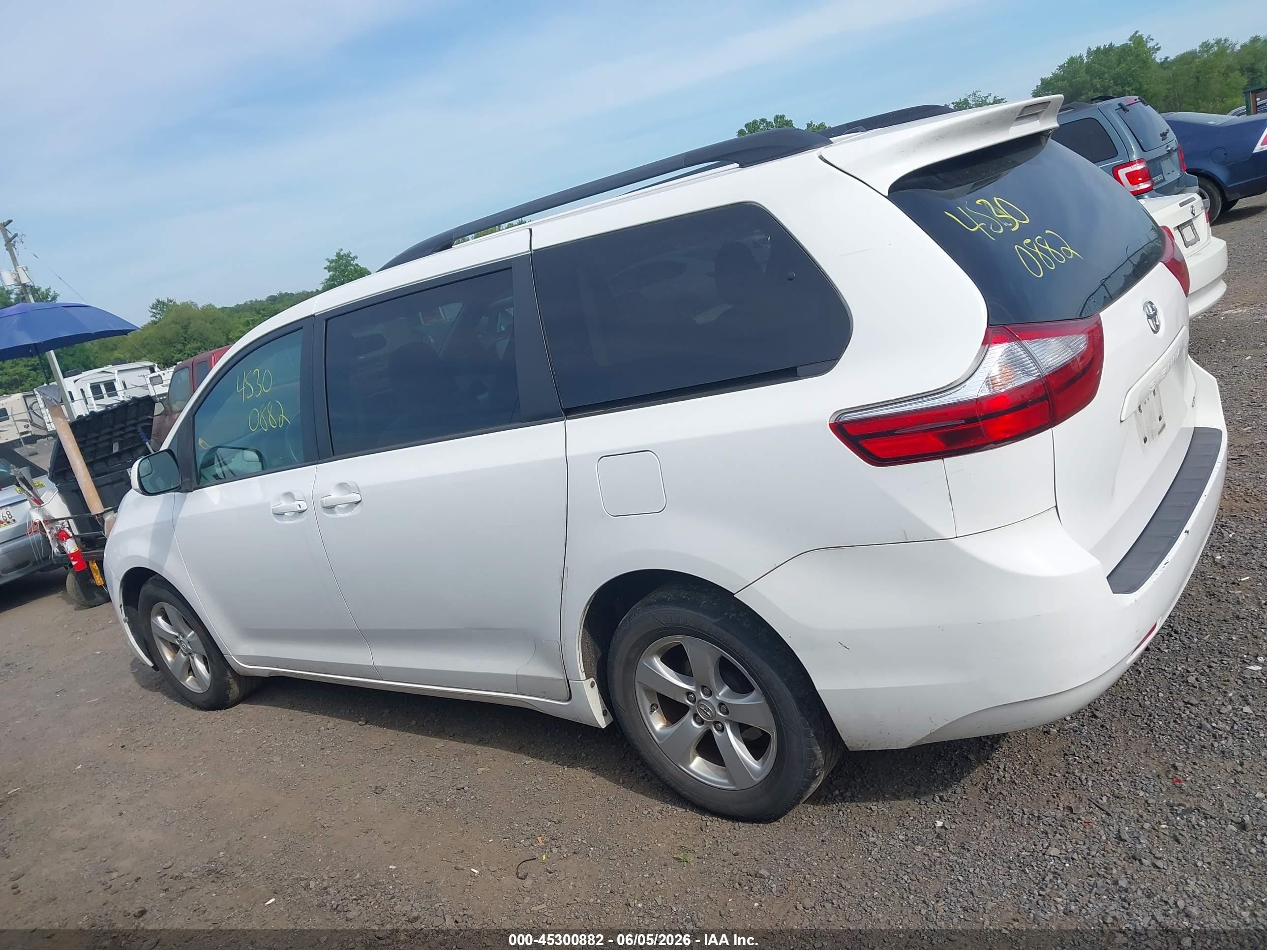 2017 Toyota Sienna Le 8 Passenger White vin: 5TDKZ3DC6HS836439